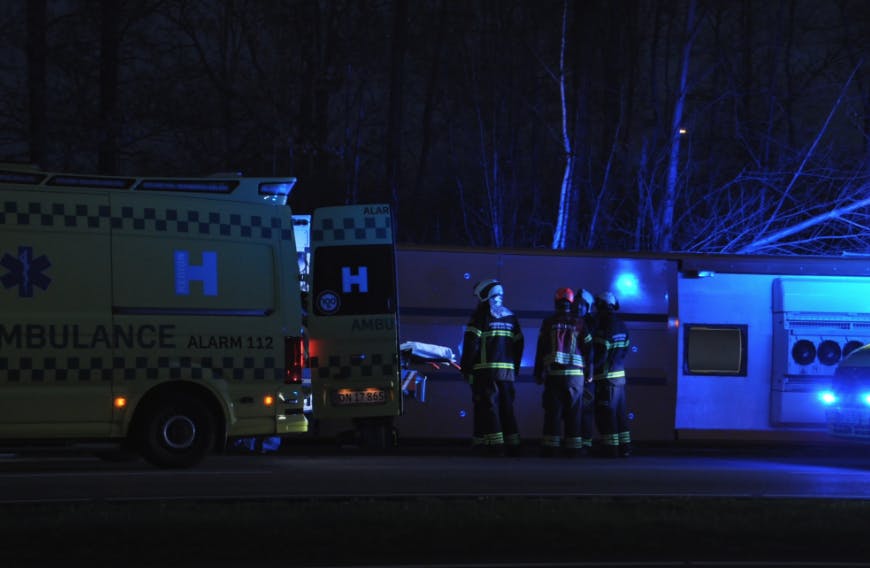 Redningsfolk forsøger her at hjælpe manden.