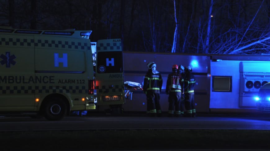 Redningsfolk forsøger her at hjælpe manden.