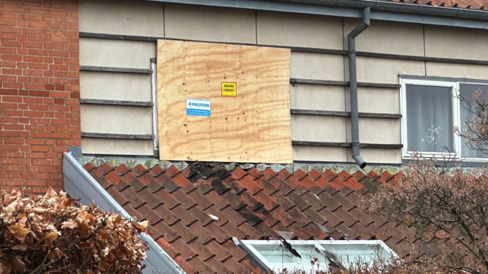 Det er i lejligheden her, at den alvorlige ulykke skete. Stedet behandles fortsat som et gerningssted, efter en kvinde og fire børn kom alvorligt til skade under eksplosionen.