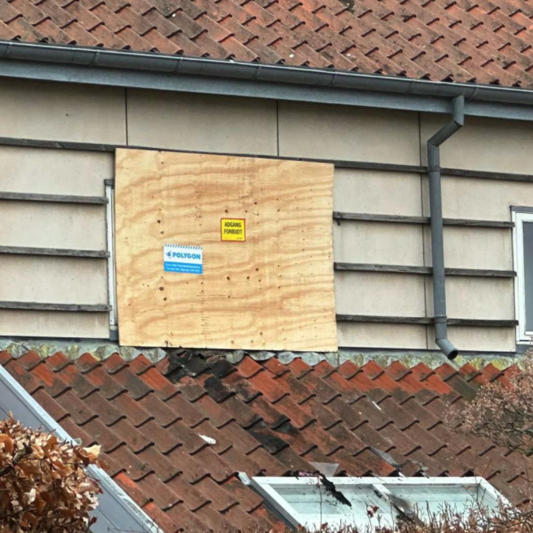 Det er i lejligheden her, at den alvorlige ulykke skete. Stedet behandles fortsat som et gerningssted, efter en kvinde og fire børn kom alvorligt til skade under eksplosionen.