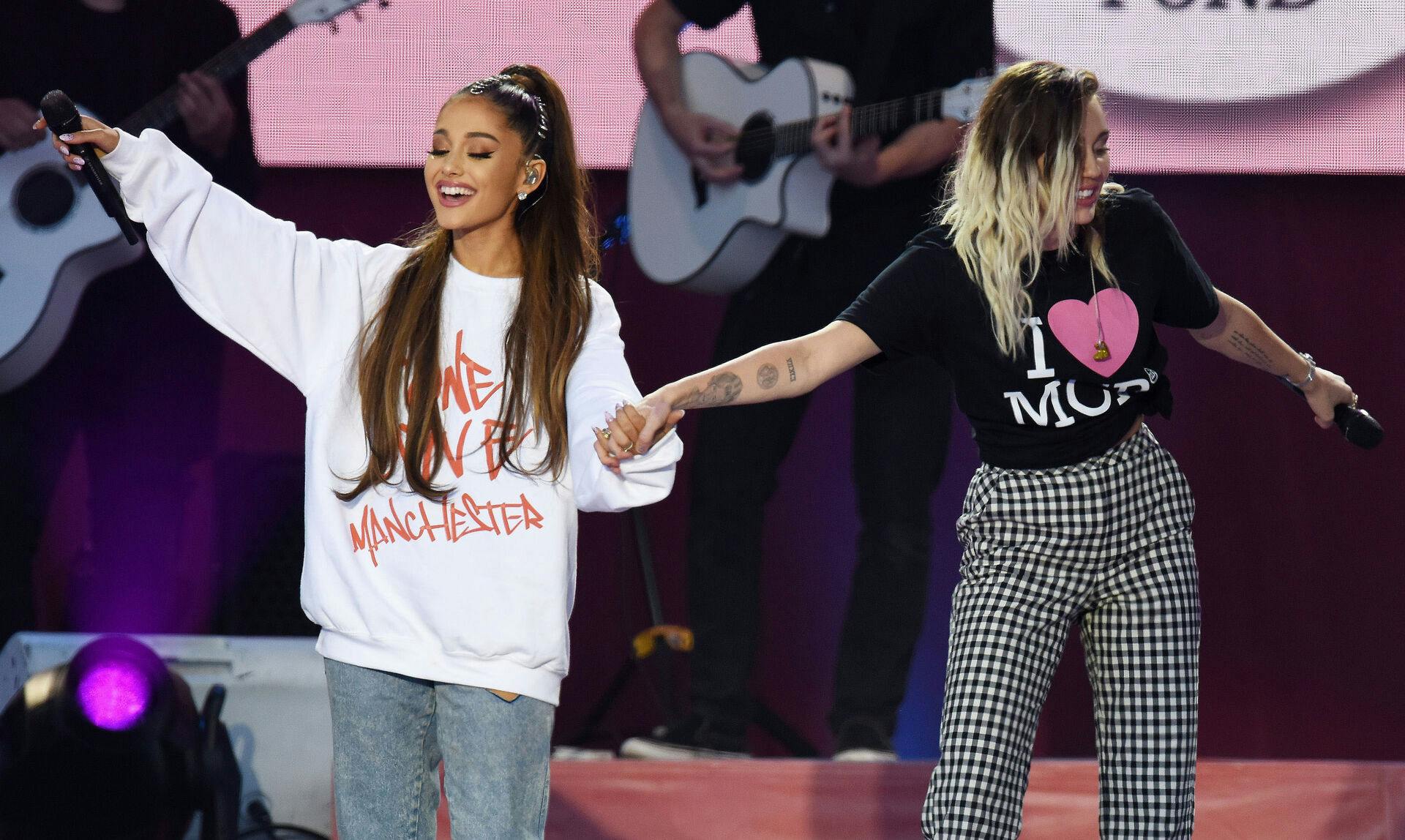 Efter det forfærdelige bombeangreb under en Ariana Grande-koncert i 2017 afholdt sangerinden en støttekoncert, hvor hun samlede penge ind til ofrenes familier. 