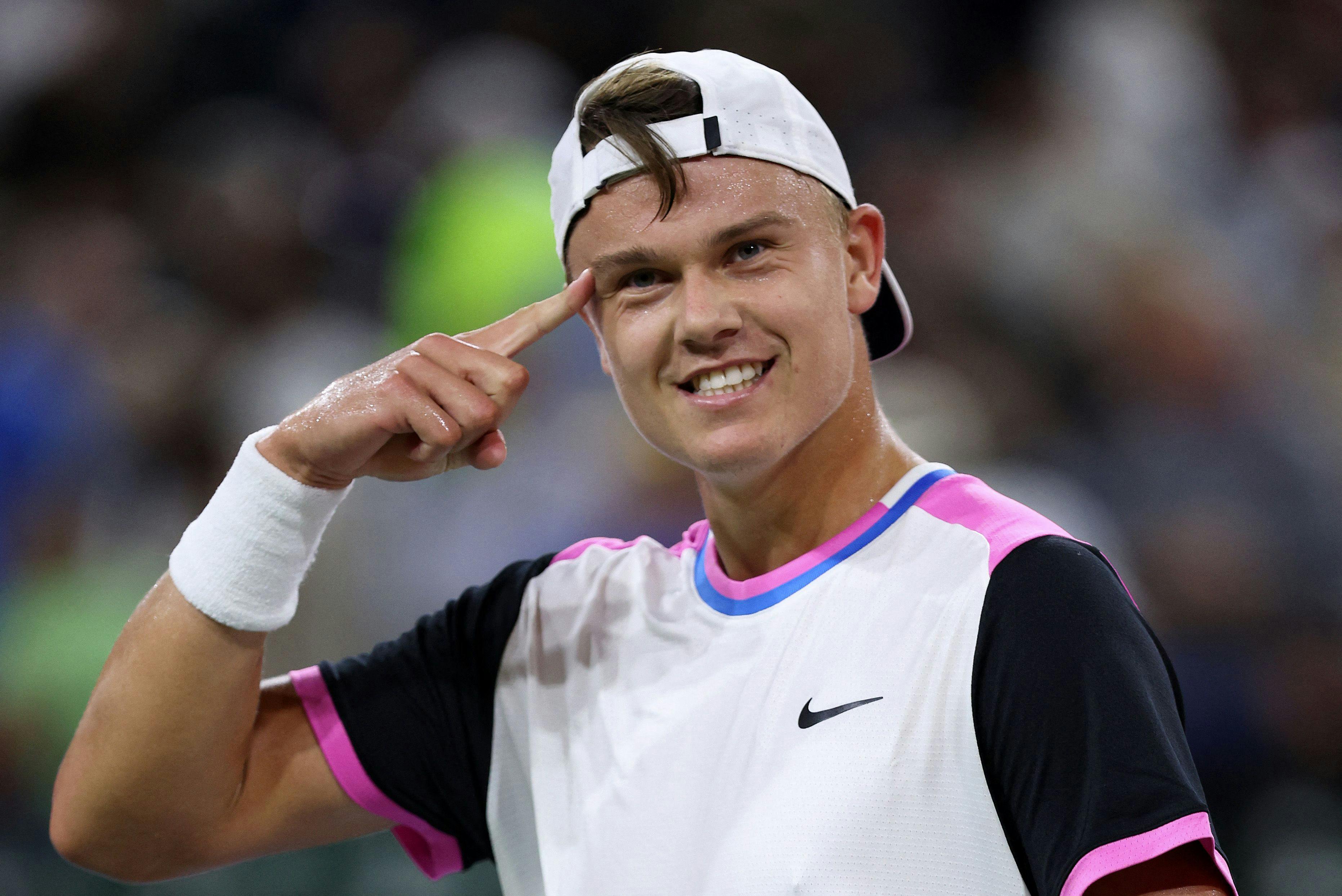 INDIAN WELLS, CALIFORNIA - MARCH 13: Holger Rune of Denmark celebrates to his team bench after his three set victory against Taylor Fritz of the United States in their fourth round match during the BNP Paribas Open at Indian Wells Tennis Garden on March 13, 2024 in Indian Wells, California. Clive Brunskill/Getty Images/AFP (Photo by CLIVE BRUNSKILL / GETTY IMAGES NORTH AMERICA / Getty Images via AFP)