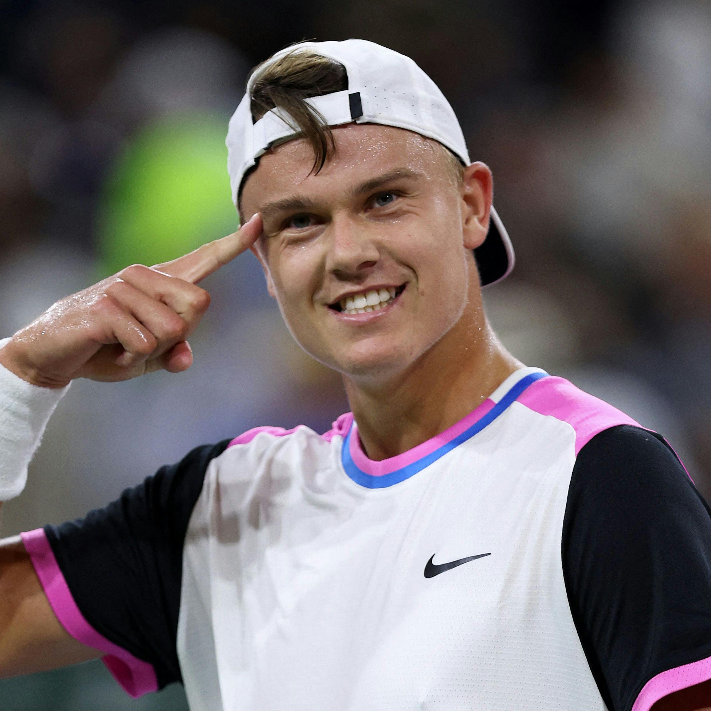 INDIAN WELLS, CALIFORNIA - MARCH 13: Holger Rune of Denmark celebrates to his team bench after his three set victory against Taylor Fritz of the United States in their fourth round match during the BNP Paribas Open at Indian Wells Tennis Garden on March 13, 2024 in Indian Wells, California. Clive Brunskill/Getty Images/AFP (Photo by CLIVE BRUNSKILL / GETTY IMAGES NORTH AMERICA / Getty Images via AFP)