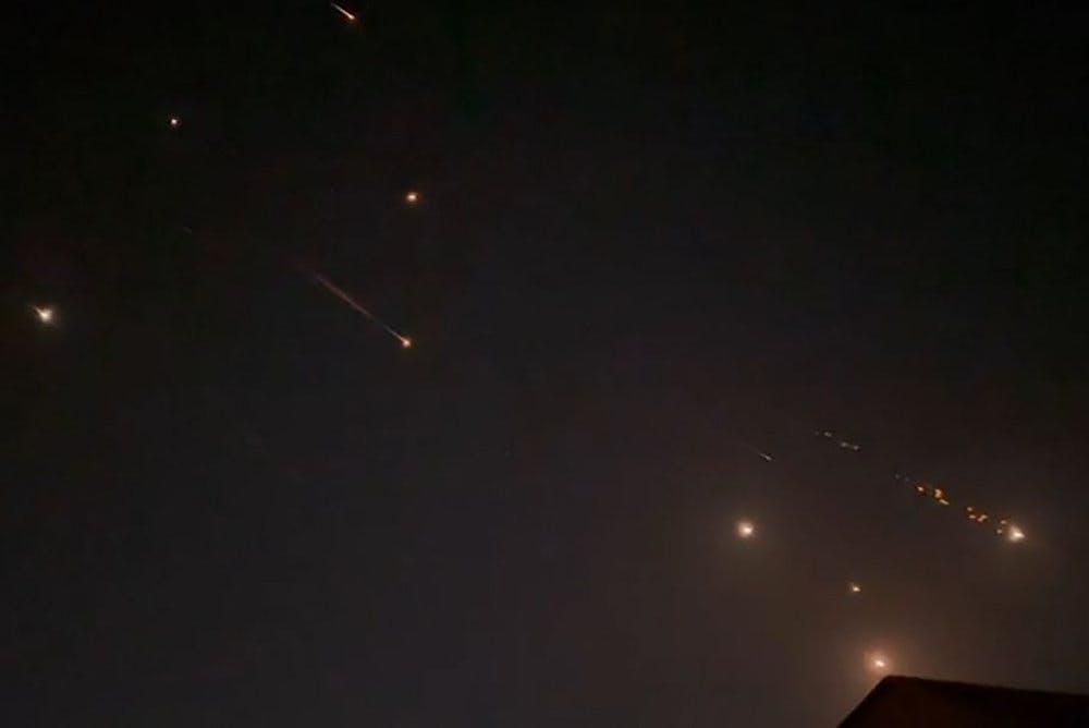 Luftrummet over Israel blev natten til søndag lyst op af eksplosionerne fra luftværn, der arbejdede med at skyde iranske missiler og droner ned.&nbsp;