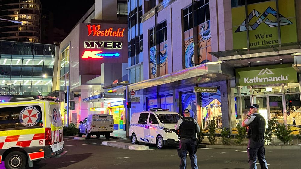 Politiet spærrede lørdag et område af ved indkøbscenteret Westfield i Sydney efter knivstikkeri.  