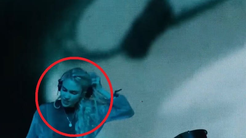 Her flår Grimes sit headset af og skriger i frustration, fordi det ikke spiller, som det skal.