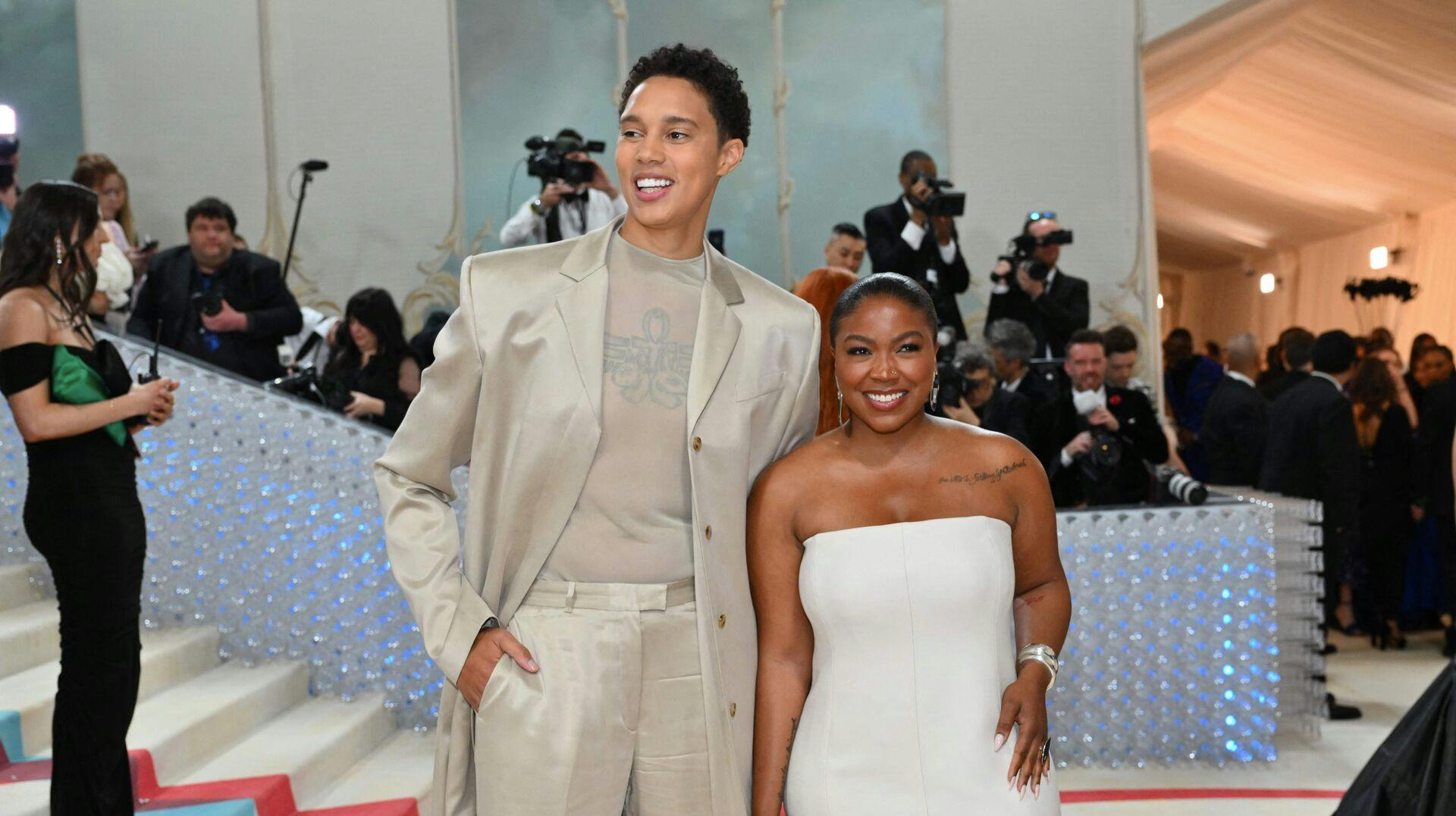 Brittney og Cherelle Griner på den røde løber ved Met Gala i maj 2023. Få måneder efter Brittneys løsladelse fra fængslet i Rusland. 