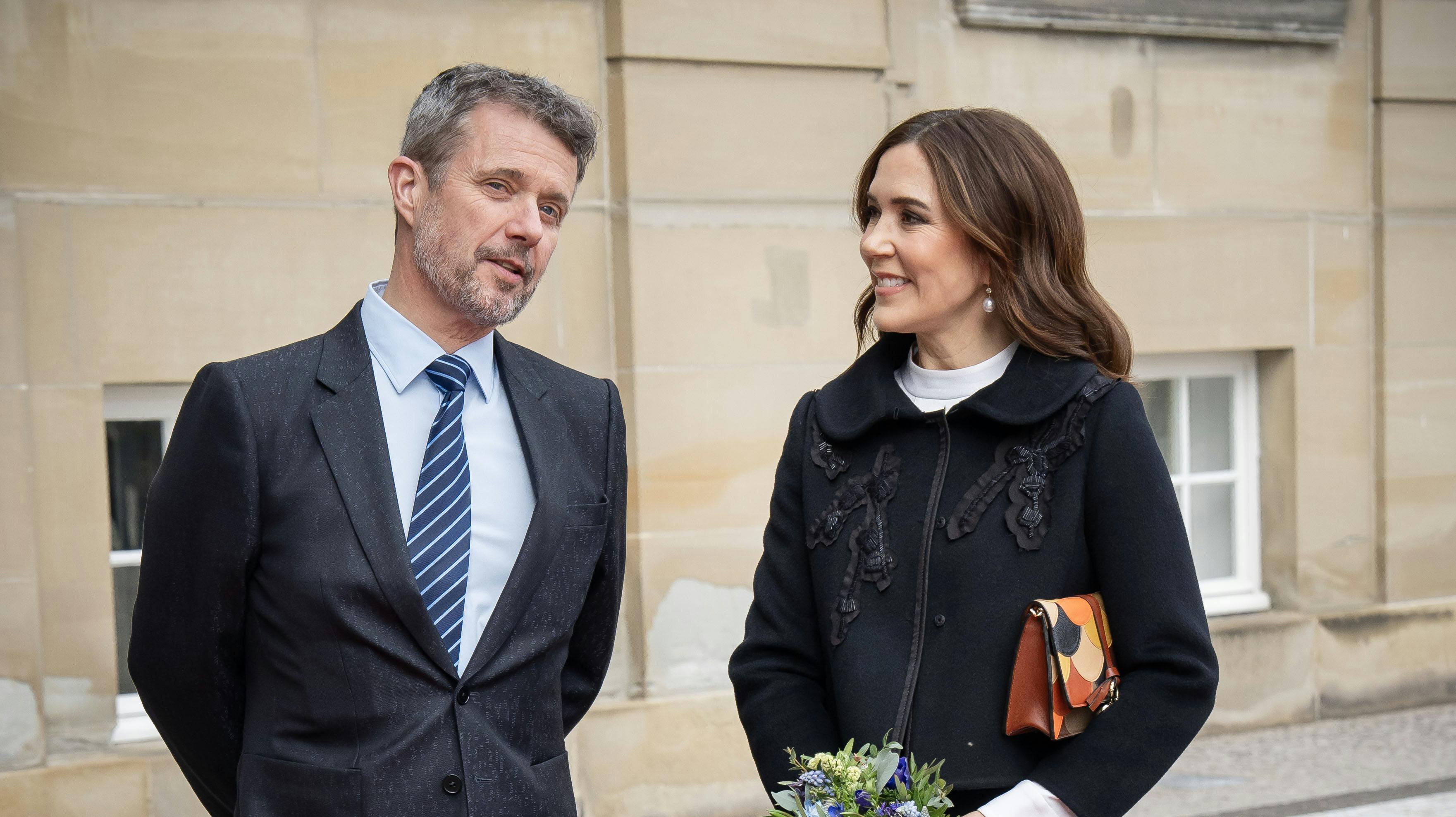 Ganske uventet har kong Frederik fået hul i kalenderen.