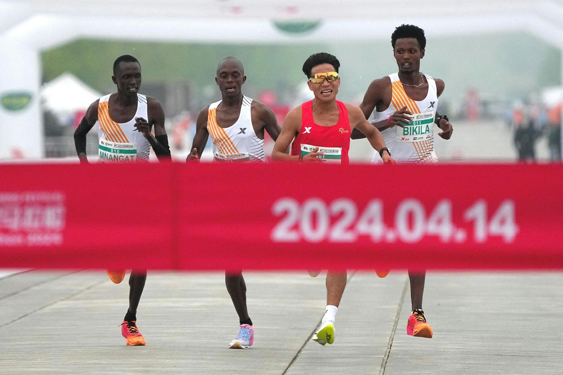 He Jie (tredje fra venstre) vandt løbet på en time, tre minutter og 44 sekunder.&nbsp;