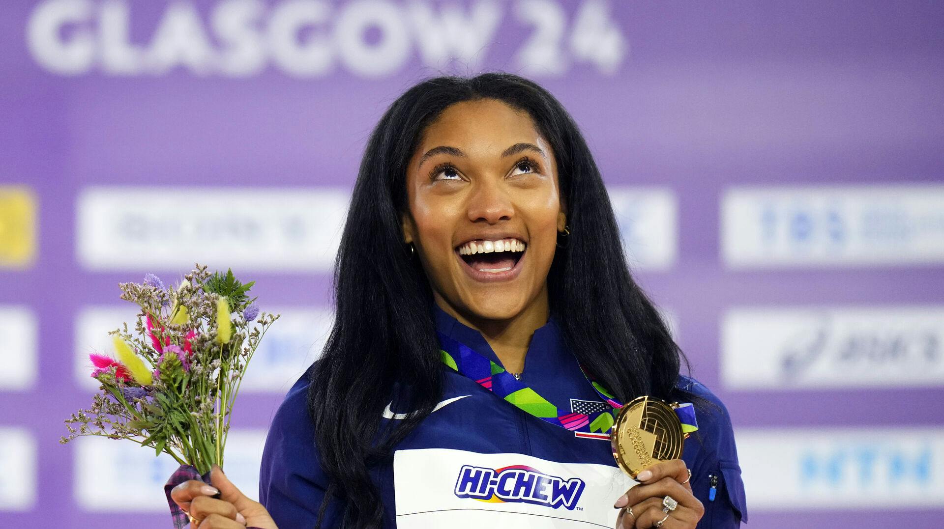 Tara Davis-Woodhall er ikke helt tilfreds med en nye dragt. 
