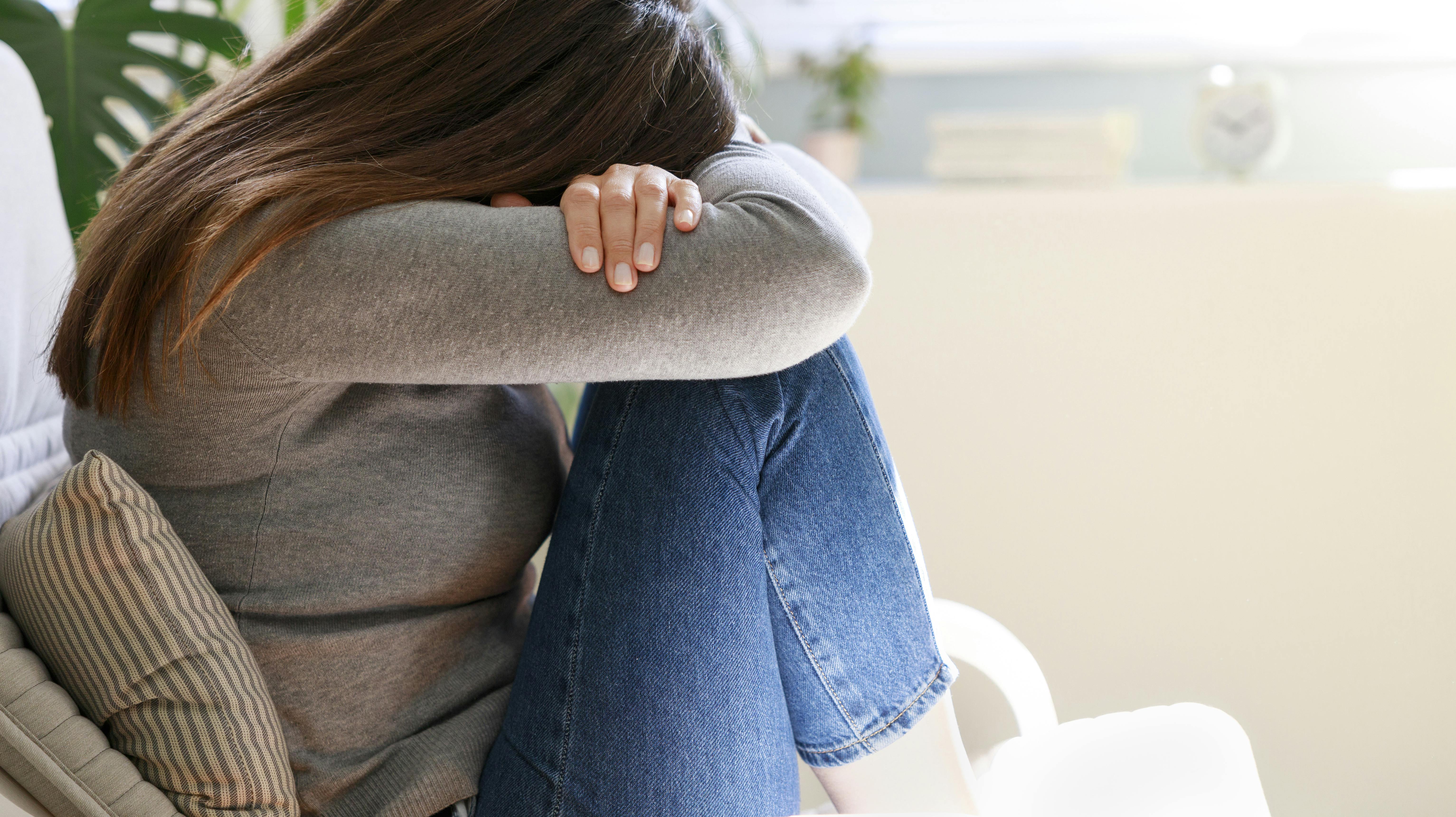 En kvinde fortæller nu, hvordan hendes verden faldt sammen, da hun tog til lægen efter sin mands forretningsrejse