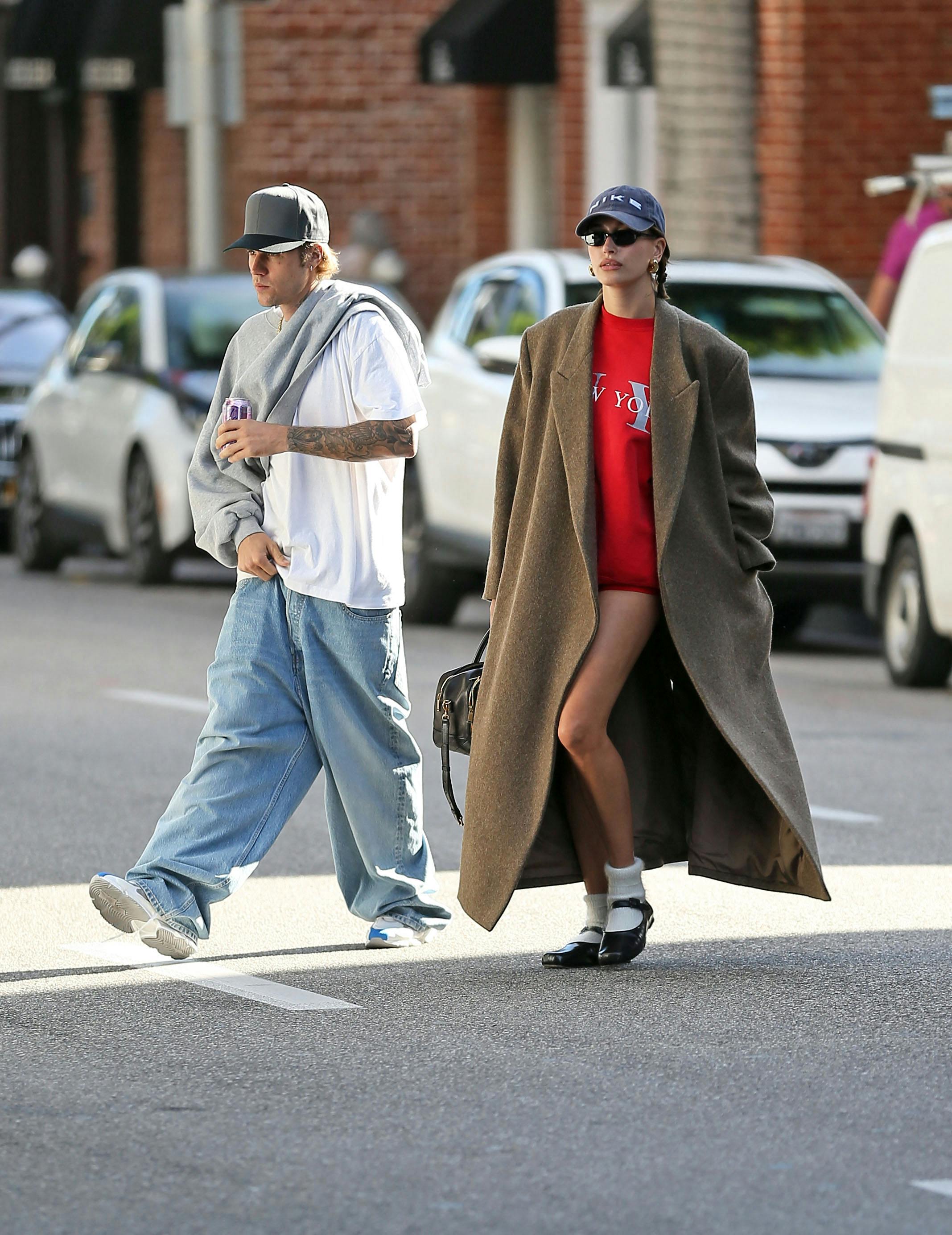 Hailey Bieber er gift med Justin Bieber, der også før er set med en joint. Her er parret på shopping i Beverly Hills.