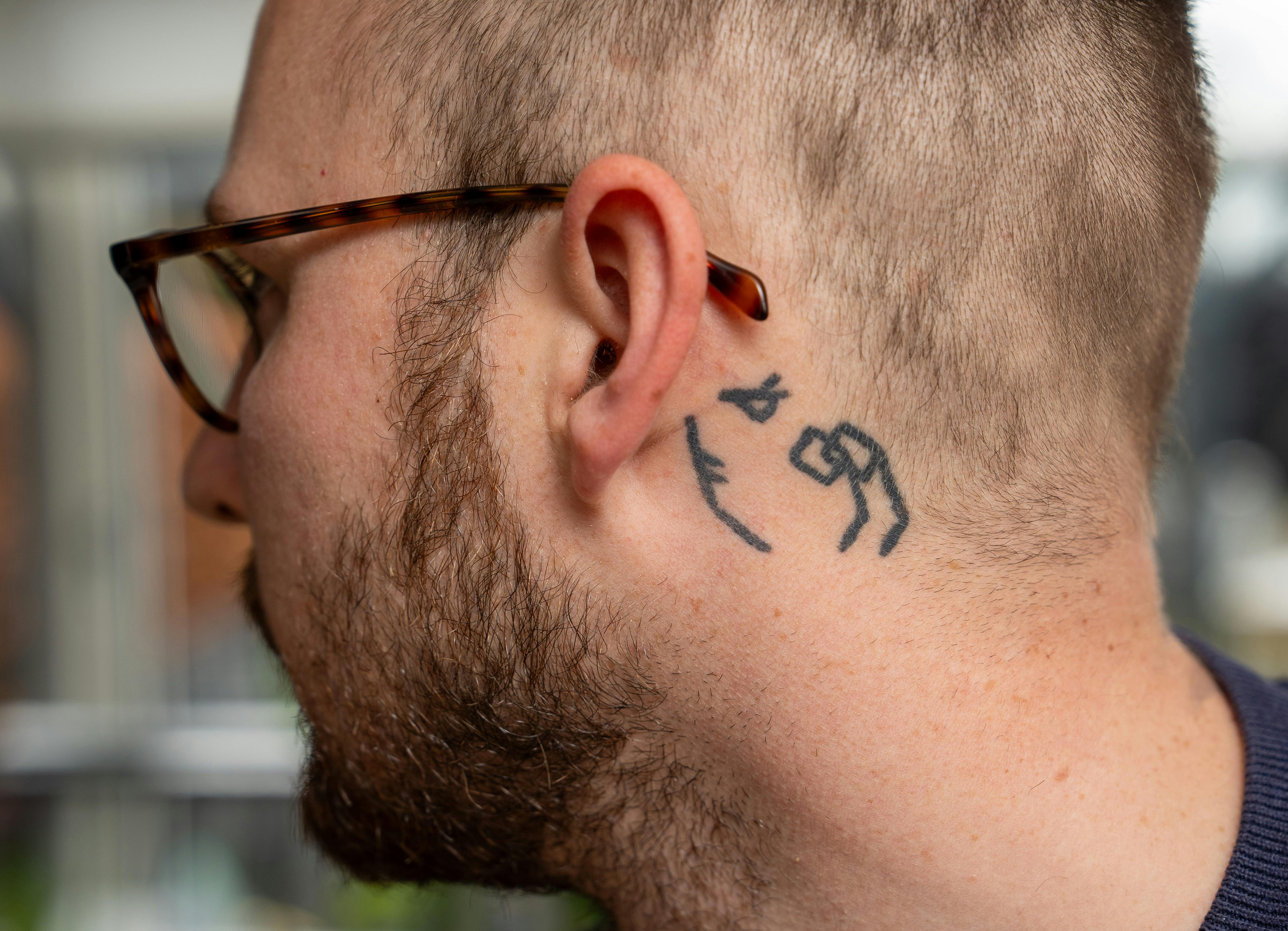Tobias er stor fan af The Minds of 99 og har bandets logo tatoveret bag øret. – Jeg har fået den lavet sammen med fire andre i en brandert i London. Så tænkte vi, at vi lige skulle have sådan en, lyder det.