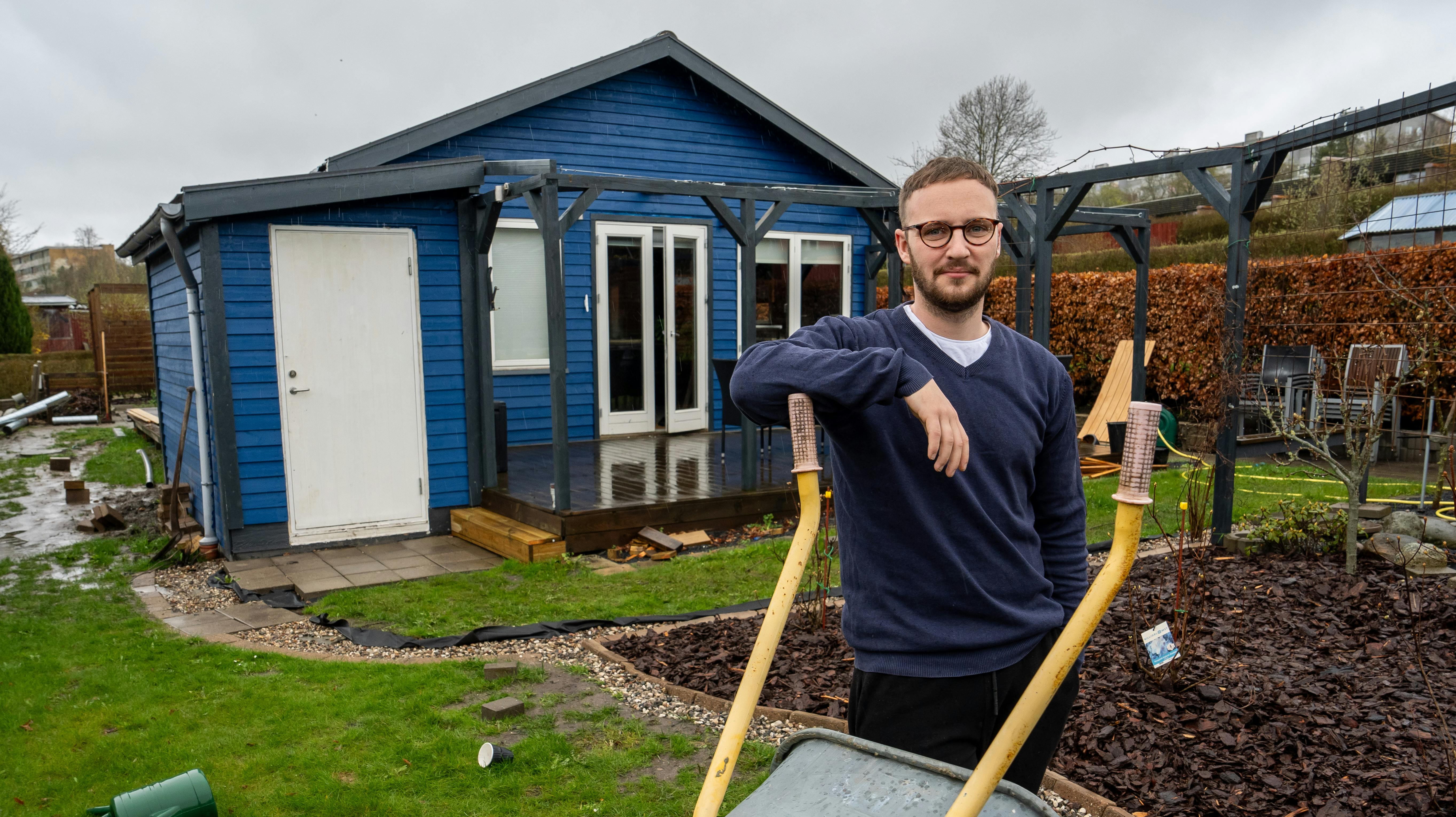 Tobias Ytting Kjærgaard Jensen, 26, bruger meget tid på at sætte sit kolonihavehus i Nyborg i stand.