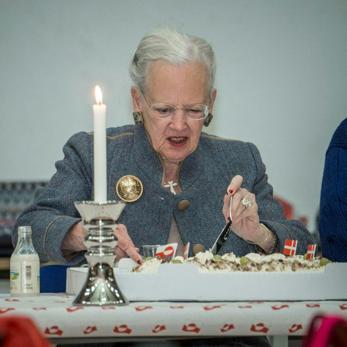 Dronningen går ikke af vejen for et godt stykke kage, selvom hun er god til at holde figuren.