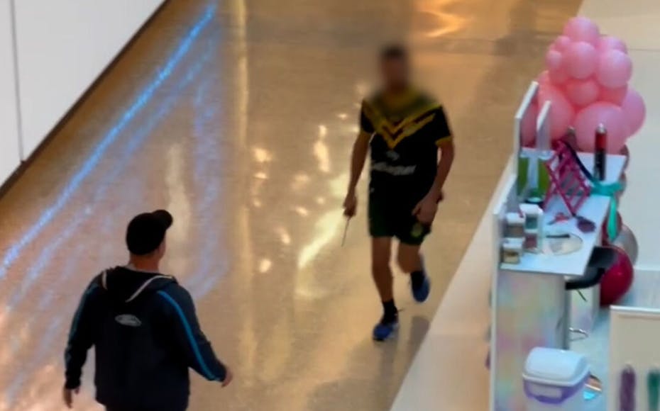 Gerningsmanden i indkøbscentret under angrebet lørdag.