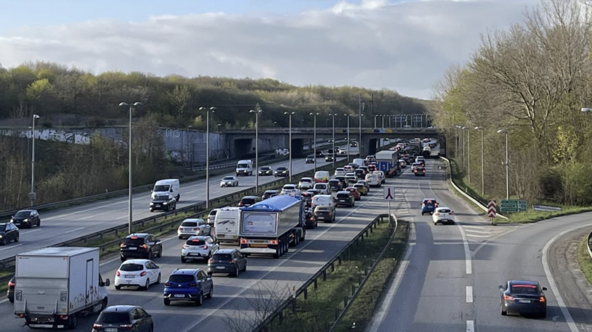 I det mindste kan bilisterne glæder sig over det flotte morgenvejr, mens de venter i køen.