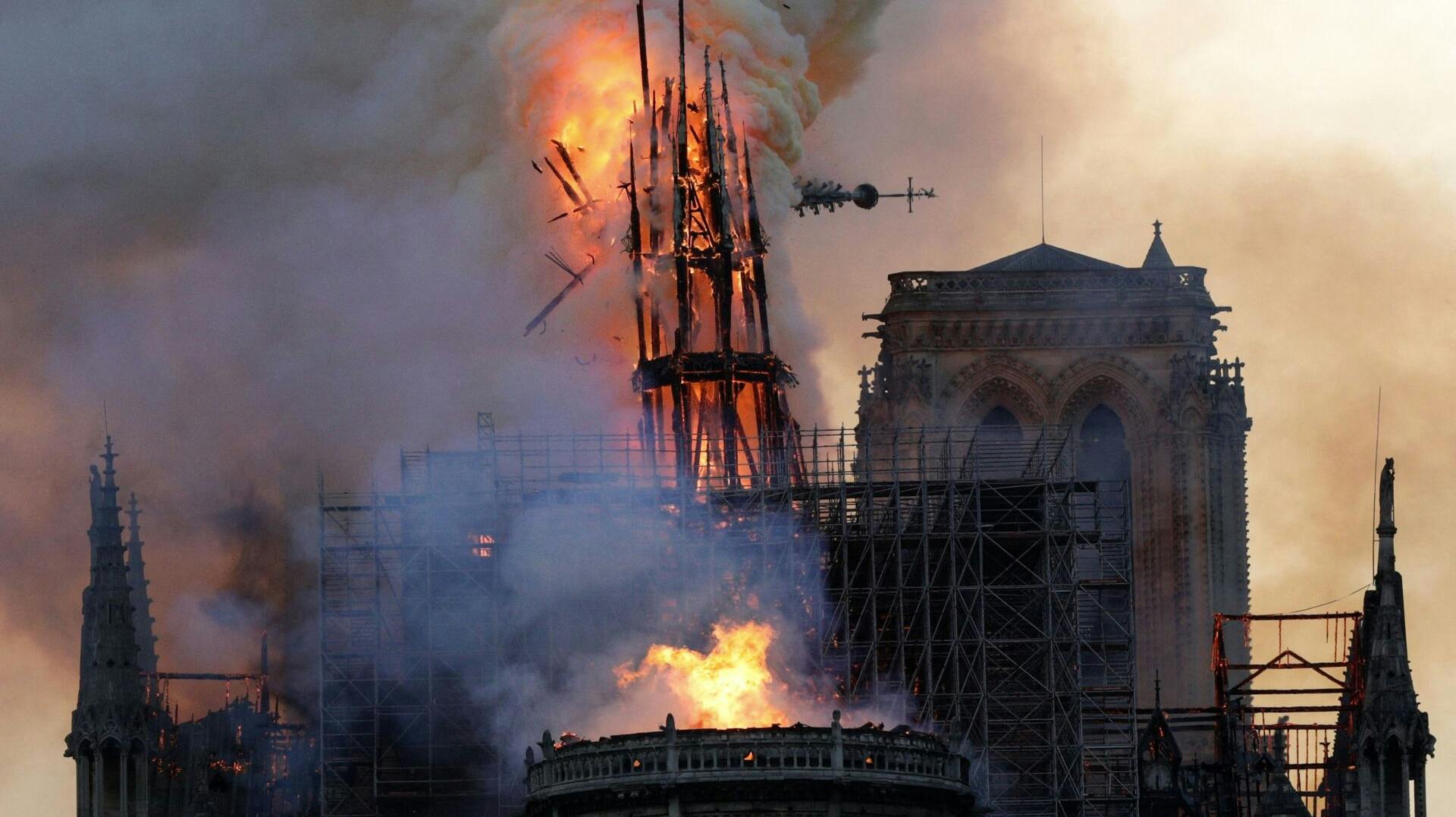 Sådan så det ud, da den ikoniske Notre Dame brændte 15. april 2019.