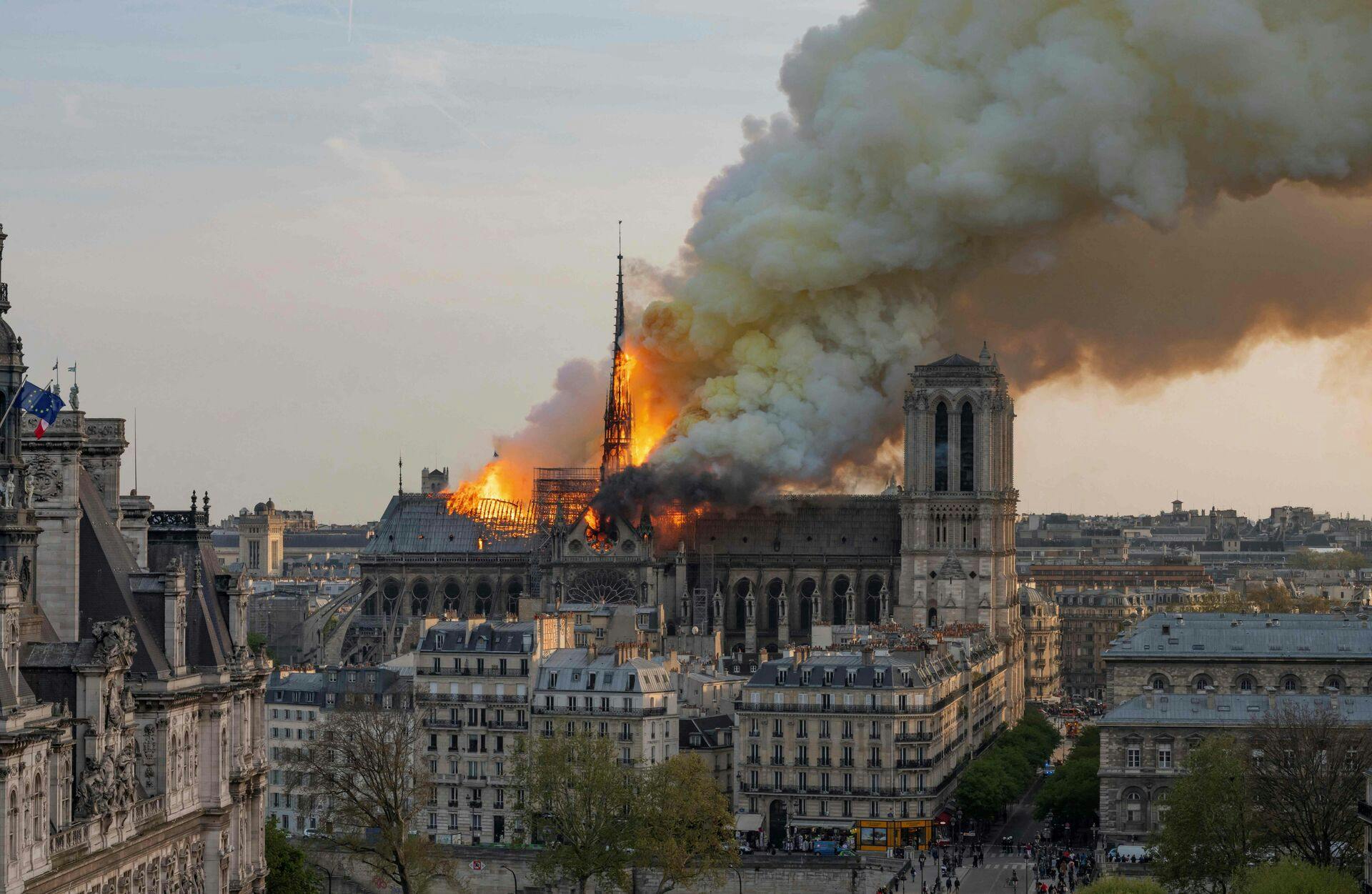 Billederne af Notre Dame i flammer gik verden rundt for præcis fem år siden. Nu er det danske Børsen, der brænder.