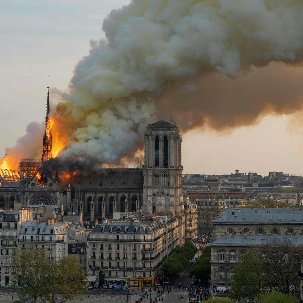 Billederne af Notre Dame i flammer gik verden rundt for præcis fem år siden. Nu er det danske Børsen, der brænder.