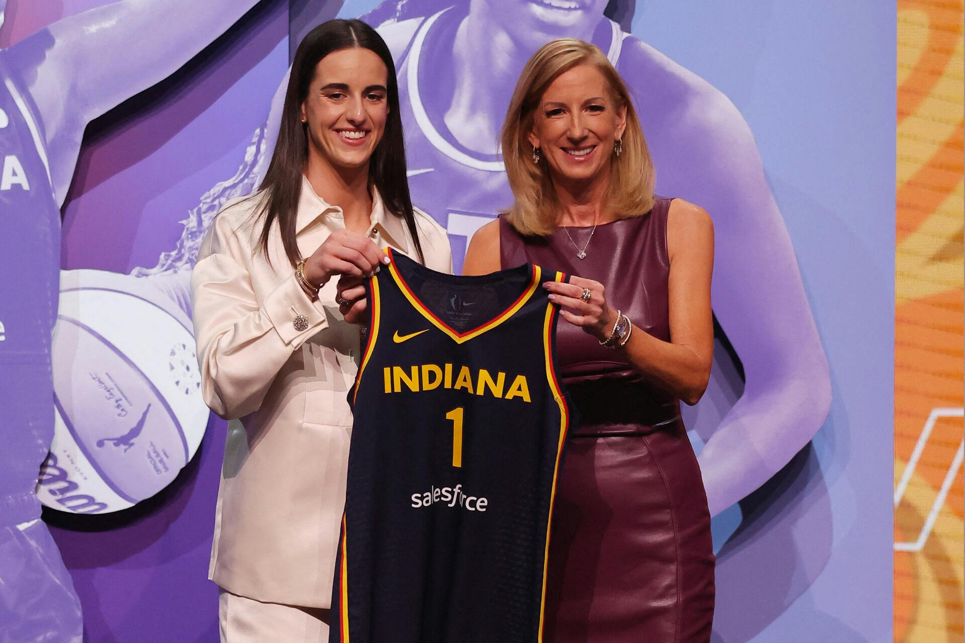 Førstevalgte Caitlin Clark poserer med WNBA kommisær Cathy Engelbert.&nbsp;