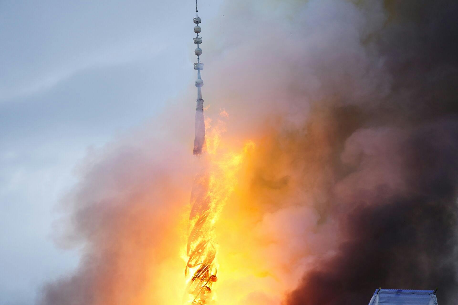 Flames in the old Stock Exchange, Børsen, in Copenhagen, Denmark, Tuesday April 16, 2024. (Foto: Ida Marie Odgaard/Ritzau Scanpix)
