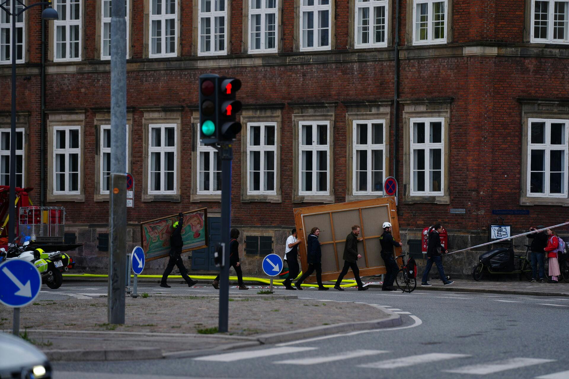 Adskillige forbipasserende hjalp til med at hente kunst ud fra den brændende Børsen-bygning.