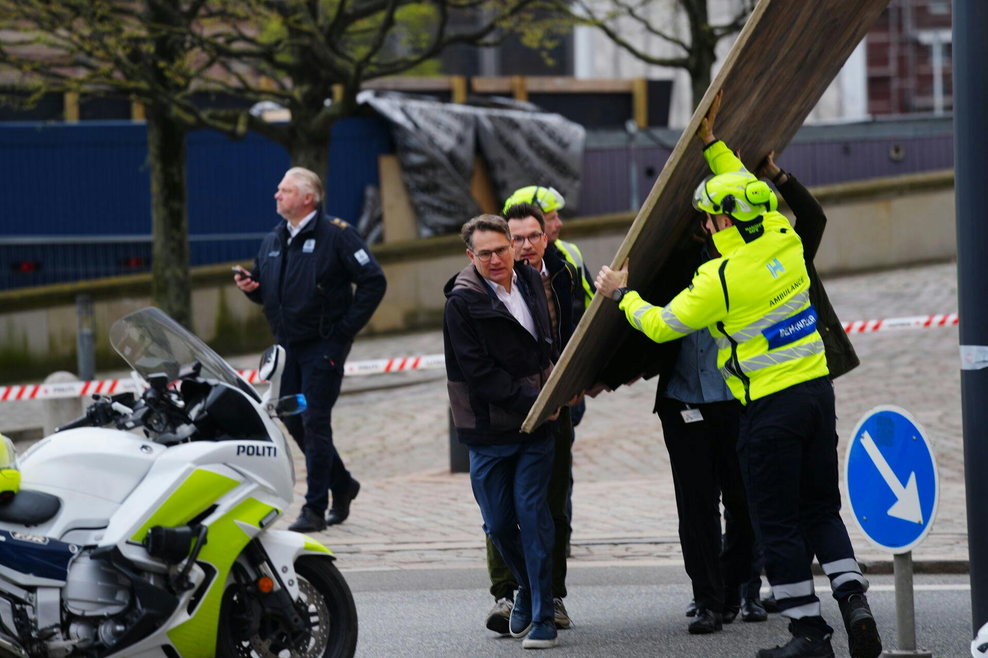 Brian Mikkelsen bærer kunst ud af den brændende Børsen.