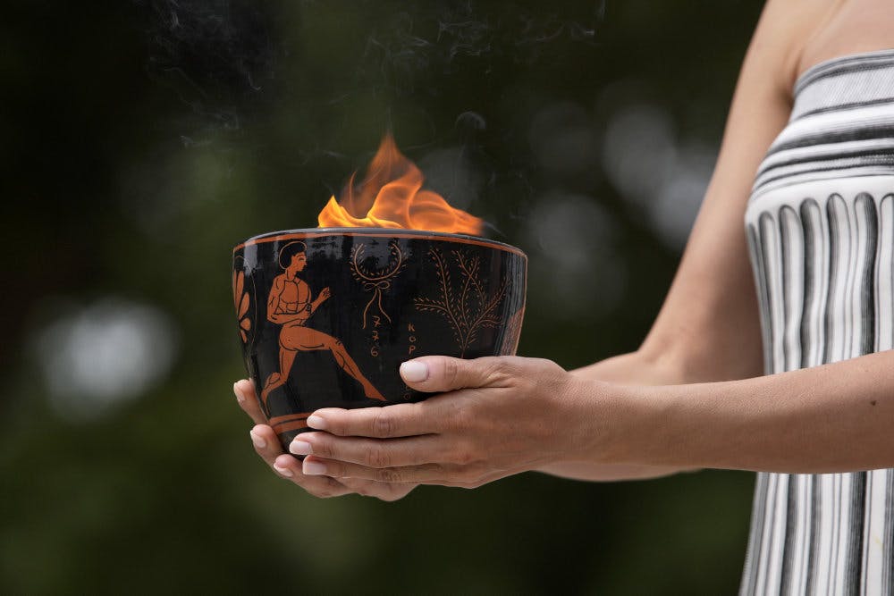 Ved en ceremoni i Olympia blev flammen tændt.