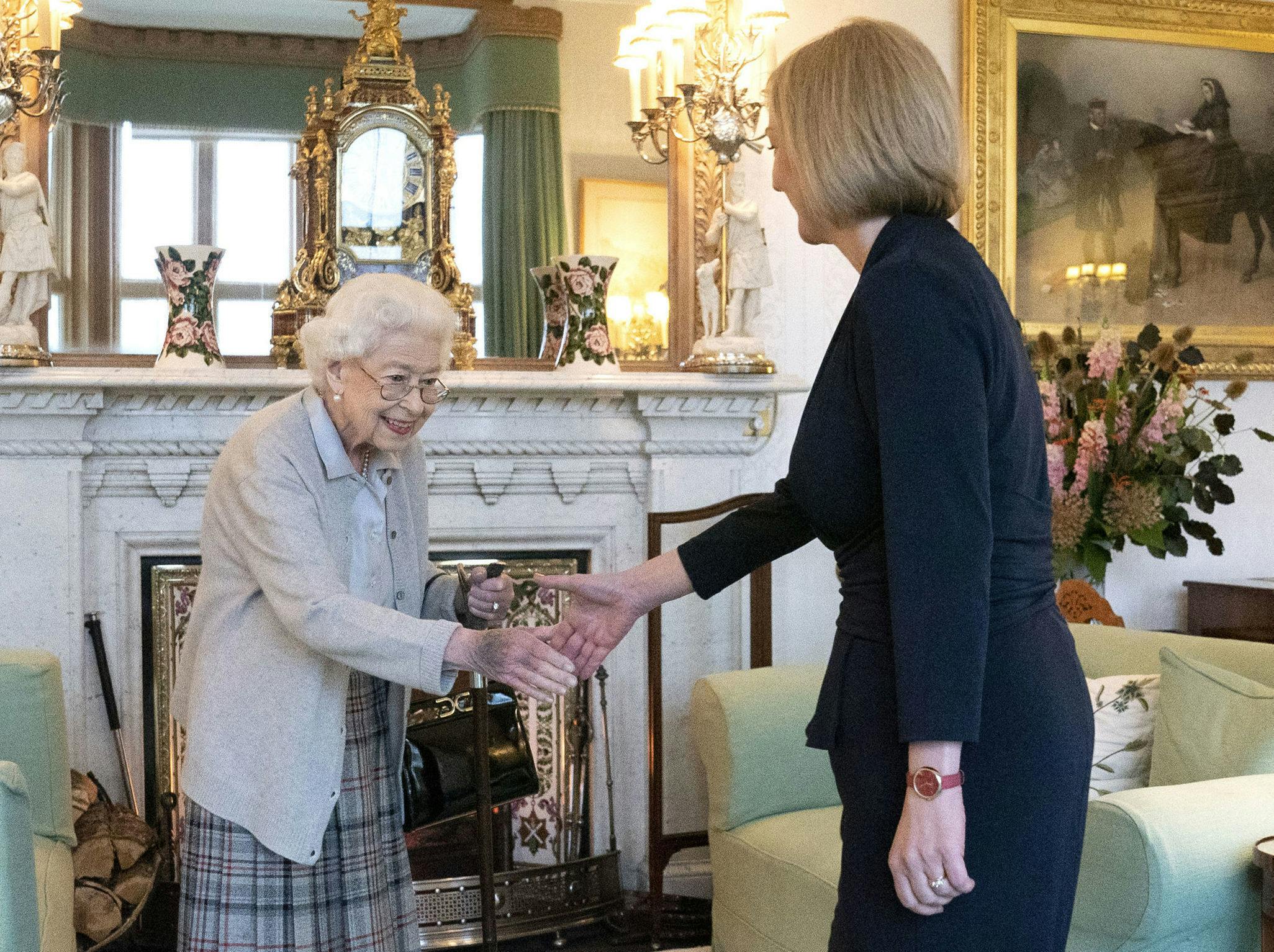 To dage før sin død tog dronning Elizabeth imod Liz Truss, der netop var blevet landets nye premierminister. Audiensen foregik i det såkaldte Drawing Room på Balmoral.