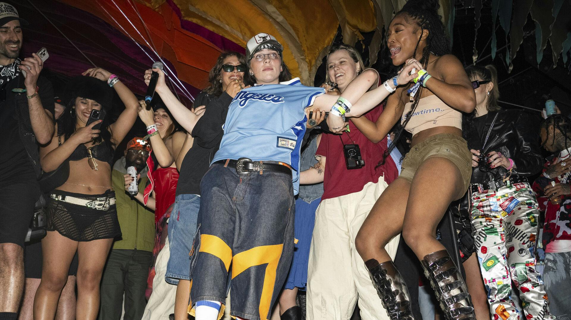 Billie Eilish dukkede op flere steder til weekendens Coachella-festligheder.