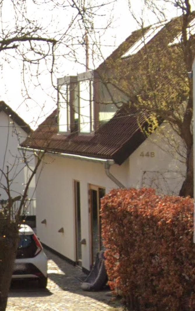 Huset, som Viktoria Franova sælger, kan lige skimtes fra Taarbæk Strandvej.