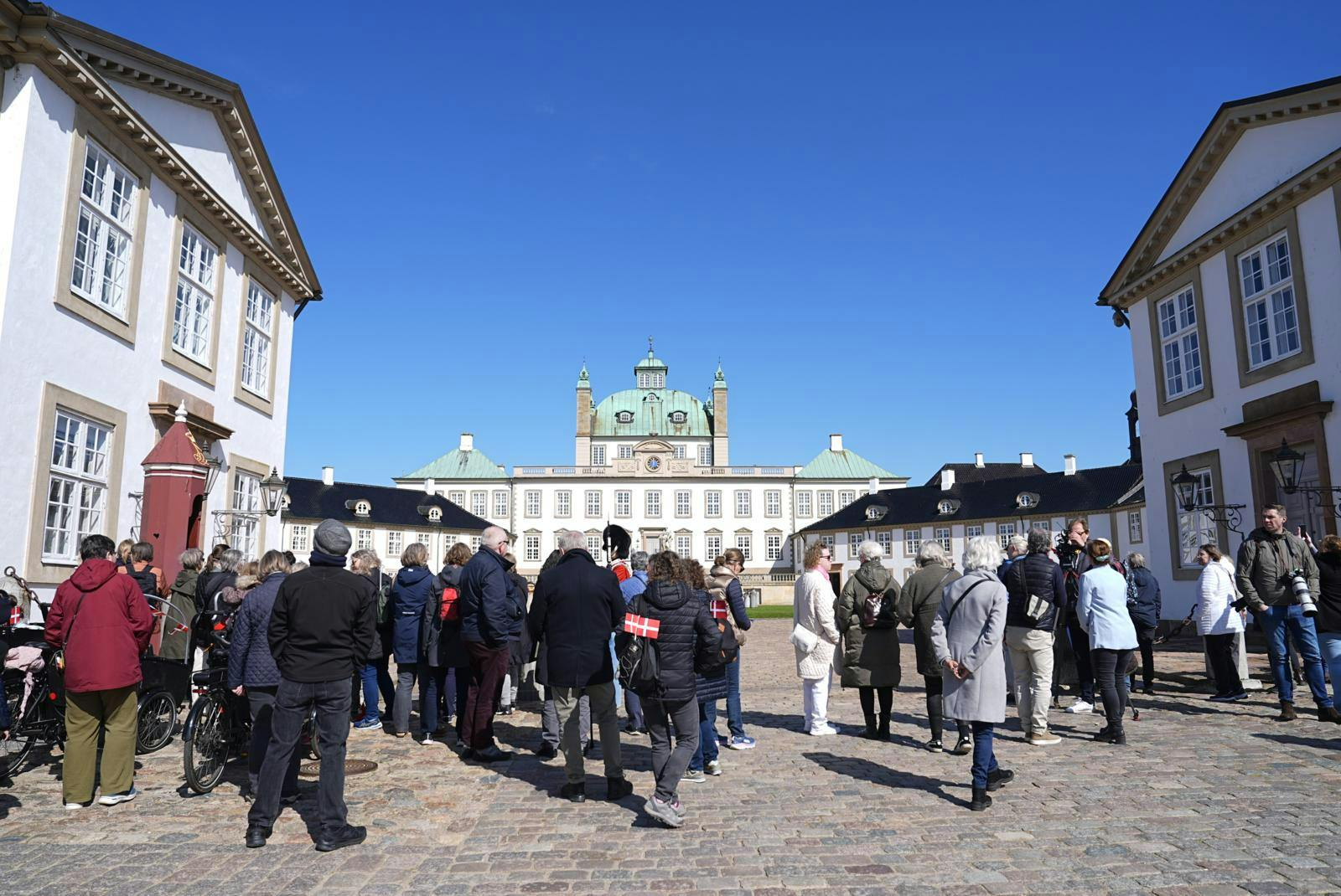 Mange danskere er mødt op tirsdag for at ønske dronning Margrethe tillykke med fødselsdagen.