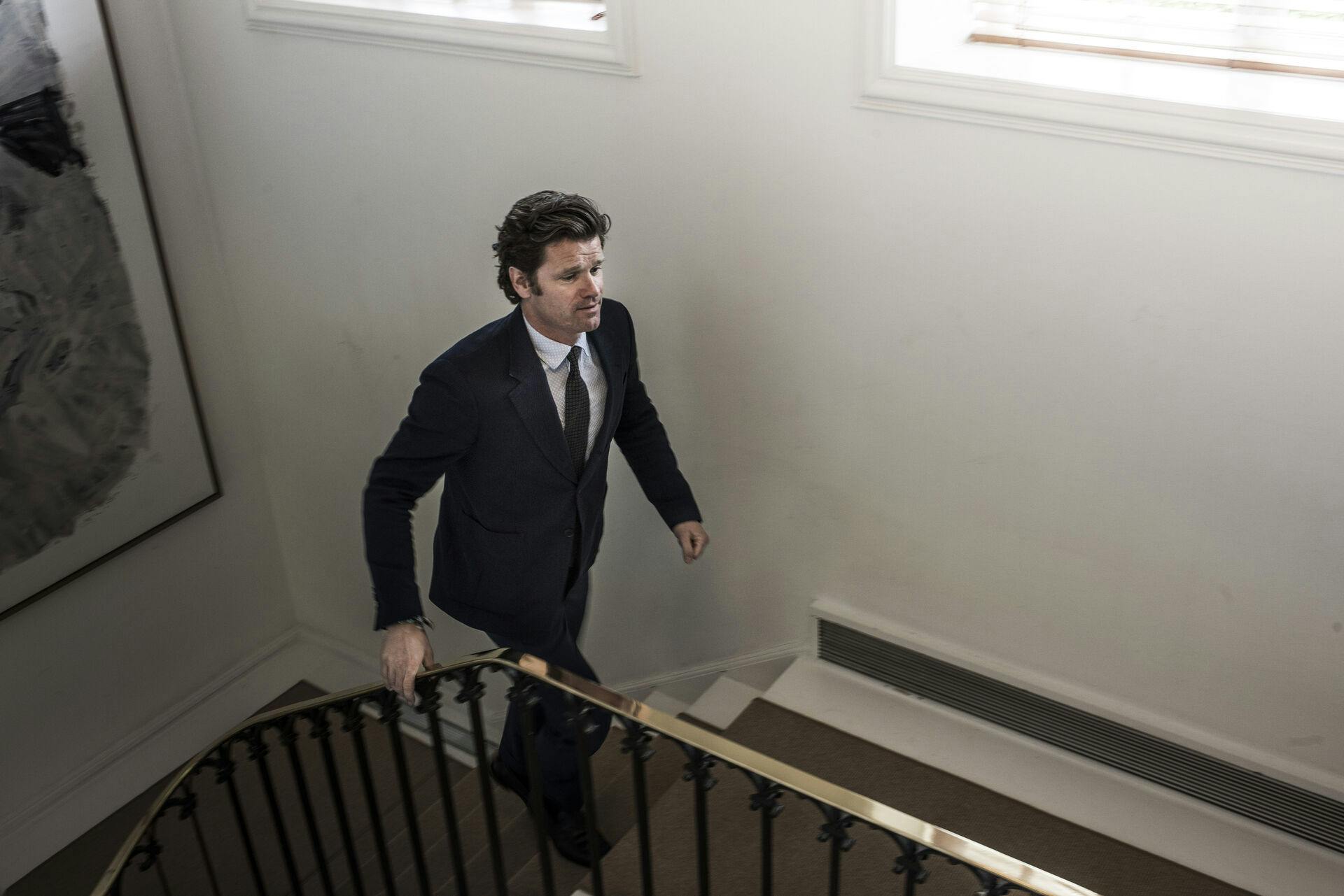 Baron Johan Wedell-Wedellsborg giver nu arven videre til børnene på samme måde, som han selv begyndte sit liv - nemlig med en guldske i munden.