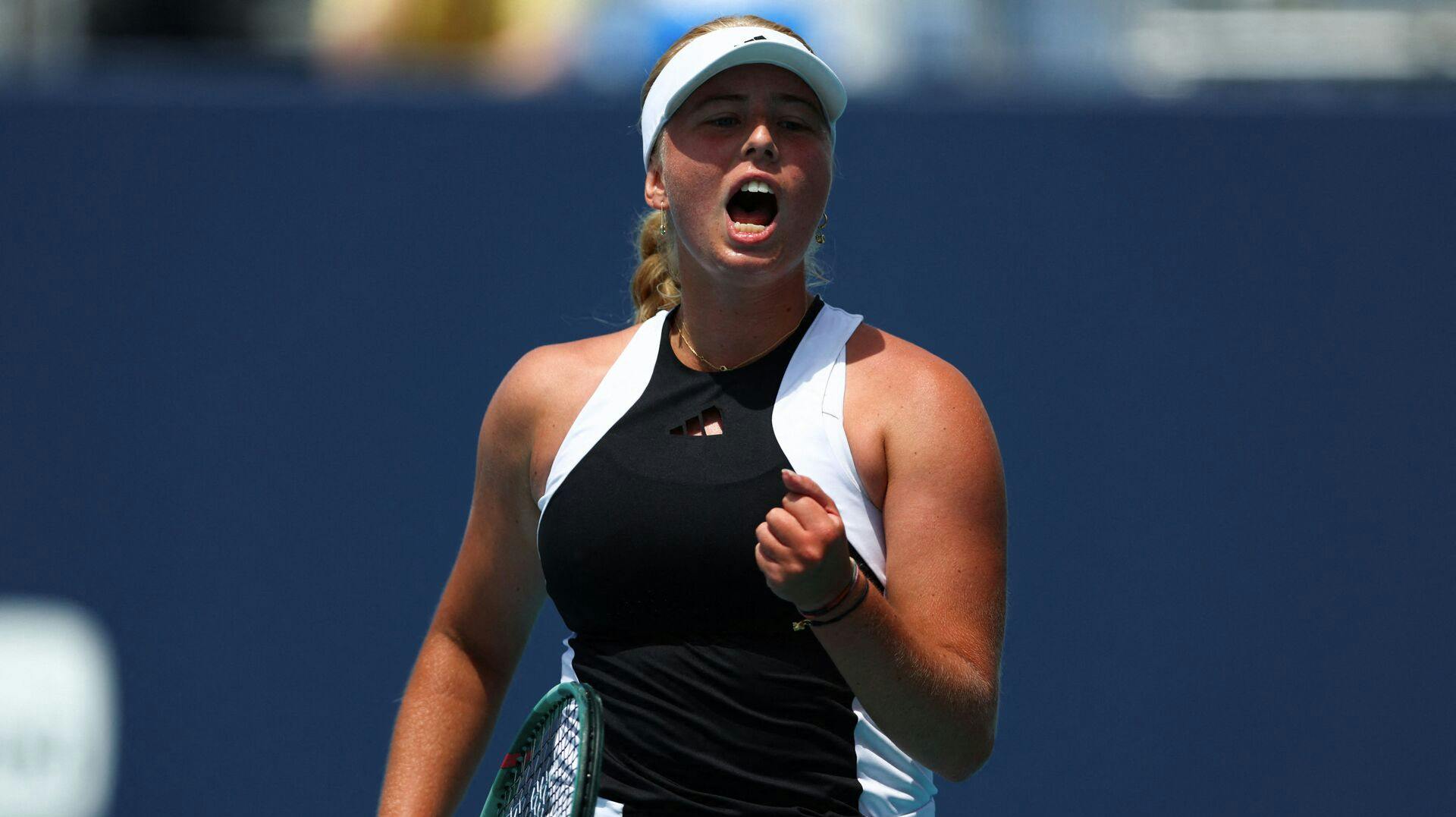 Tauson bygger videre på de gode takter fra Billie Jean King Cup og tager sin syvende sejr i træk. 