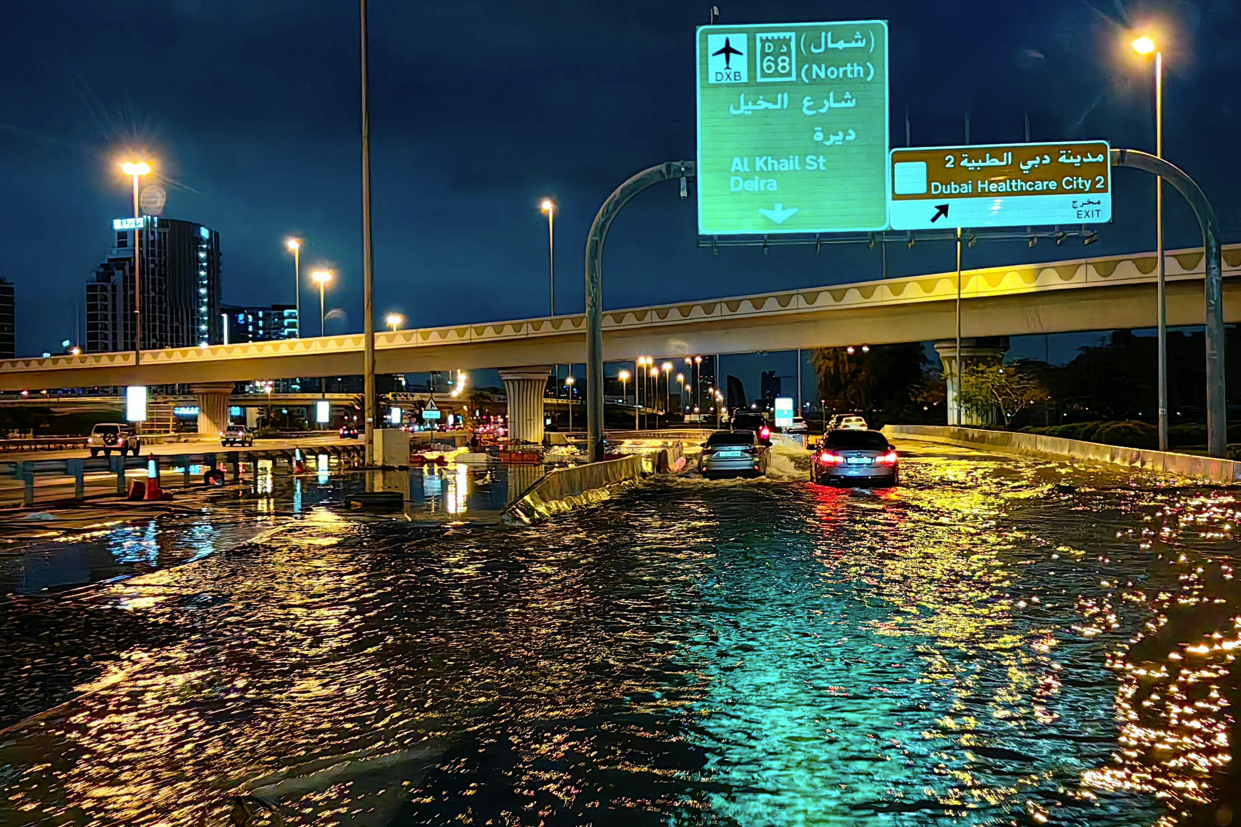 Motorveje i Dubai er oversvømmet, og flyafgange er aflyst efter voldsom regn over De Forenede Arabiske Emirater.