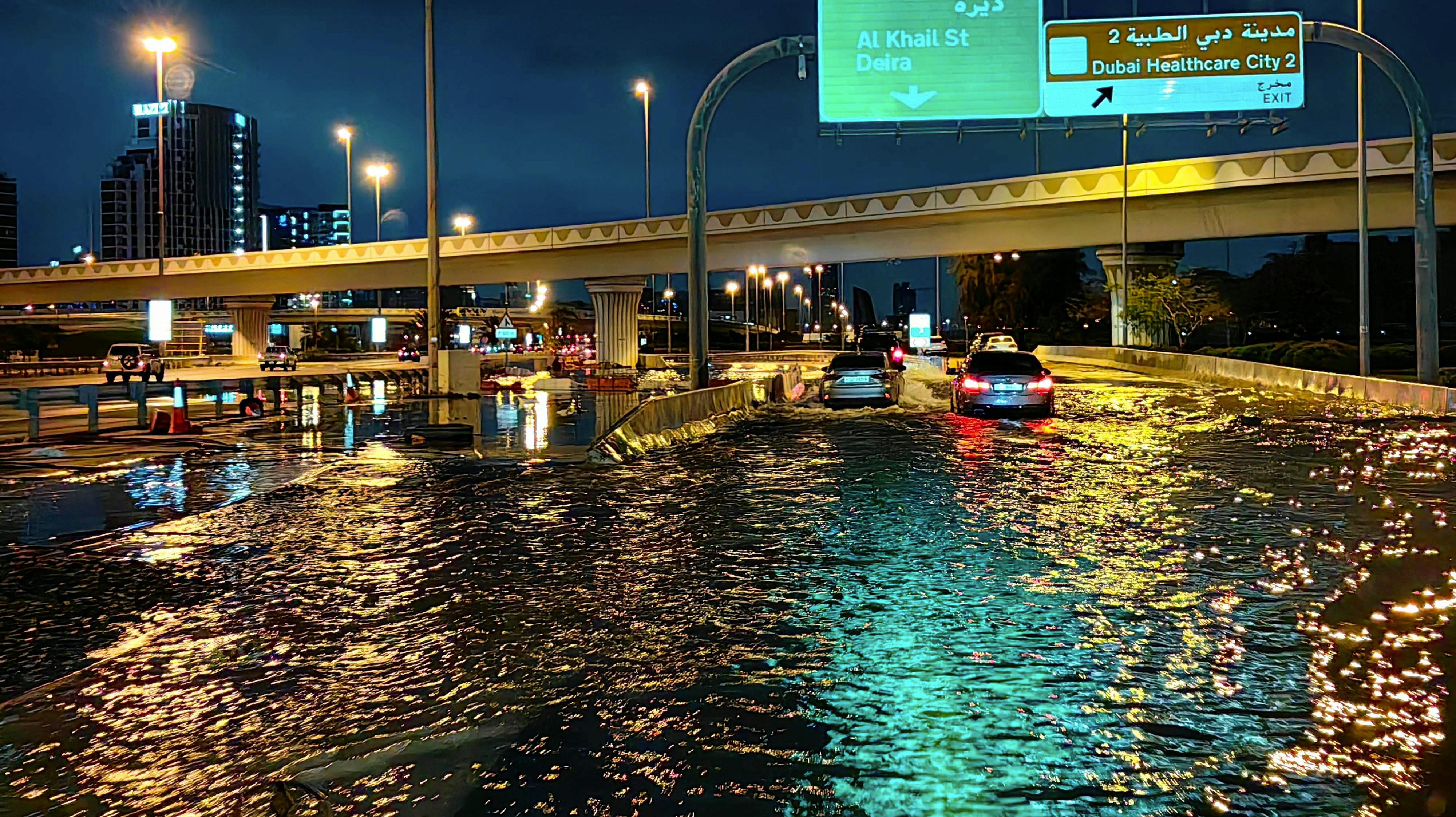 Motorveje i Dubai er oversvømmet, og flyafgange er aflyst efter voldsom regn over De Forenede Arabiske Emirater.
