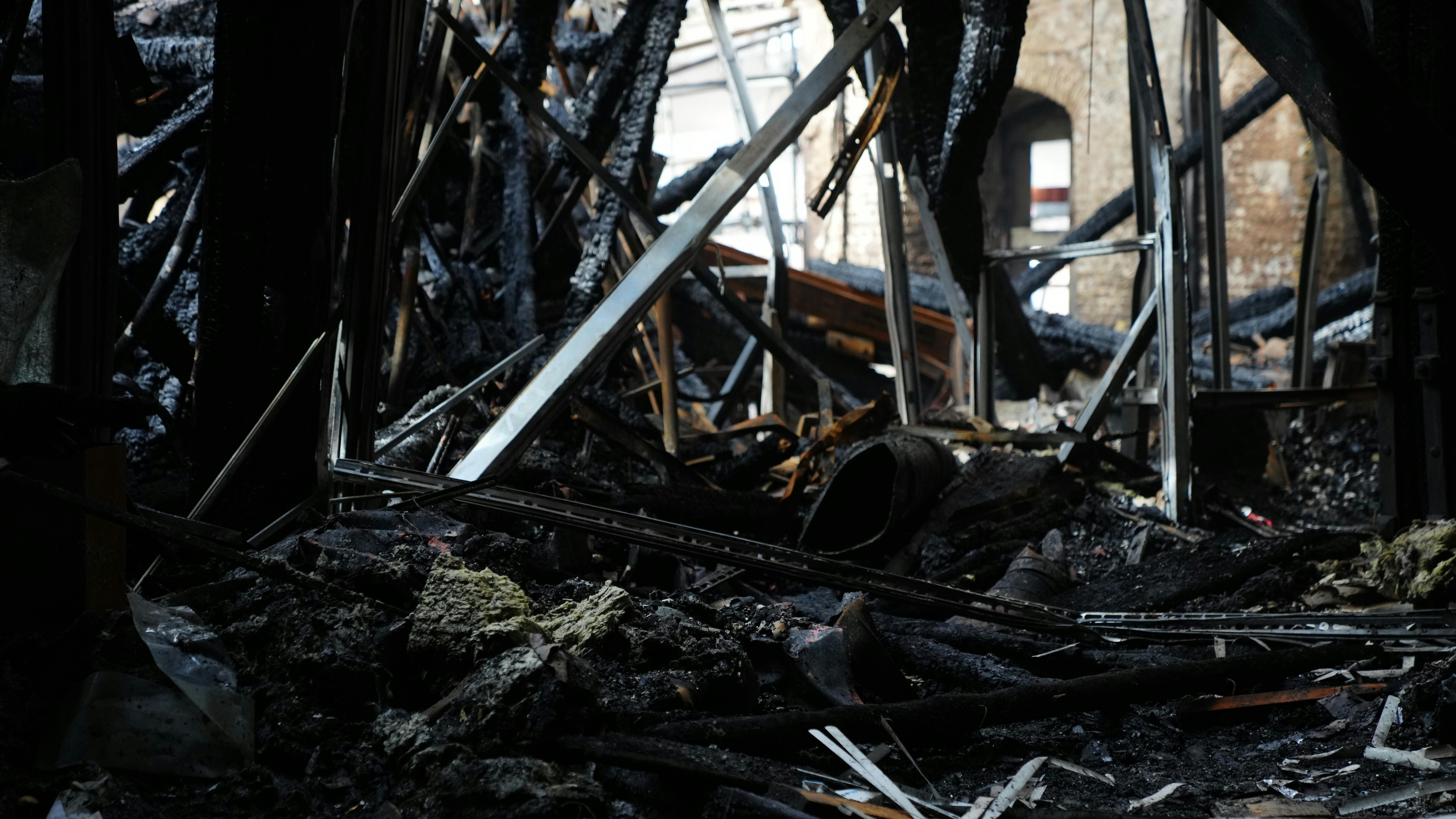 Brandskader på Børsen besigtiges dagen efter den voldsomme brand. 