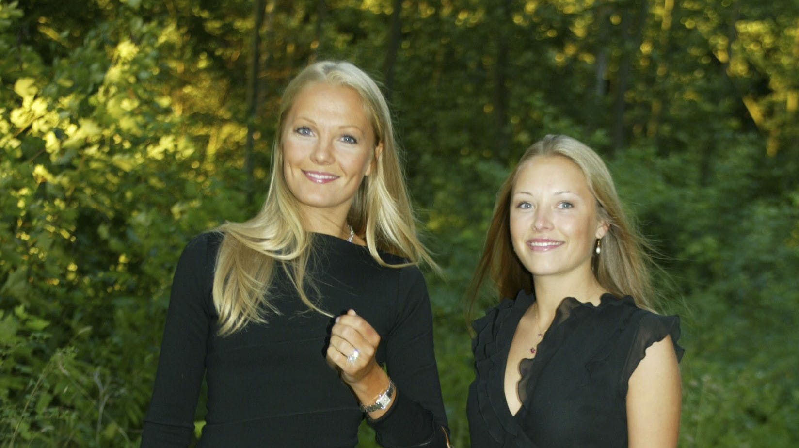 Alt var store smil, da søstrene blev fotograferet sammen tilbage i 2003.