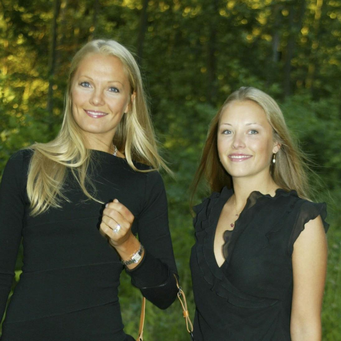 Alt var store smil, da søstrene blev fotograferet sammen tilbage i 2003.