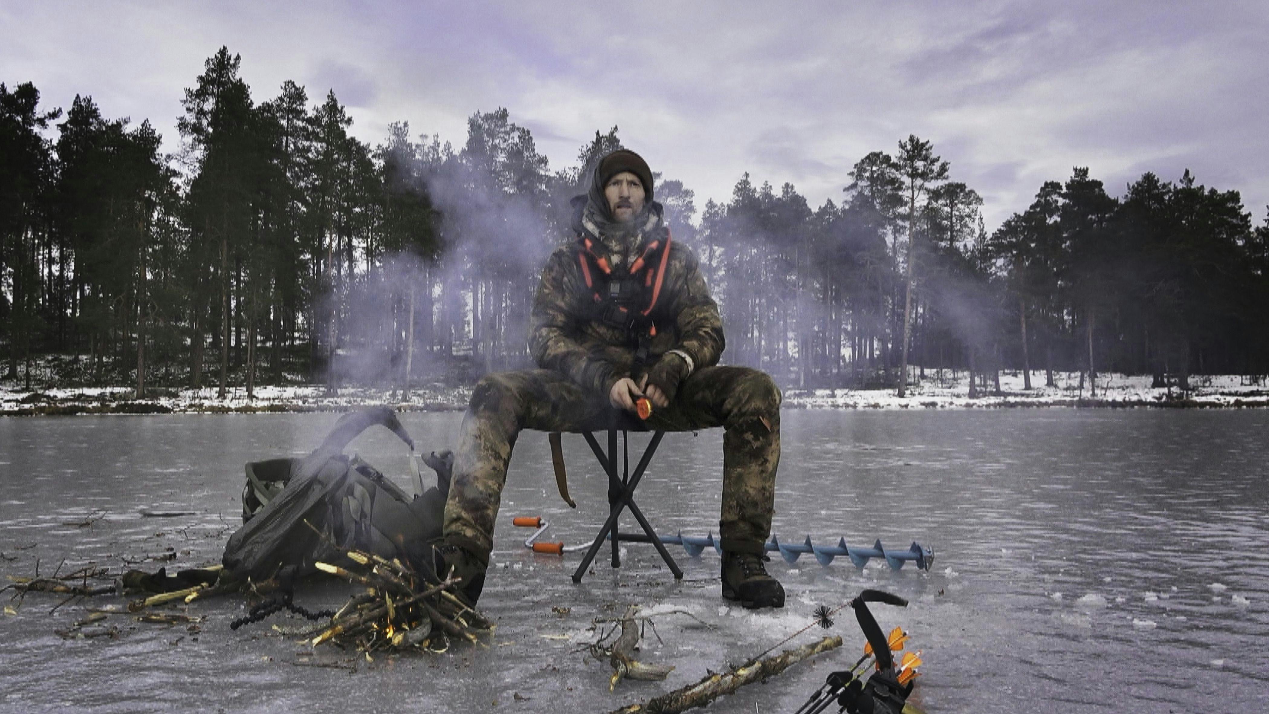 Ulrik Ørskov hyggede sig med vittigheder og jagt. Selv isfiskeri blev krydret med hyggebål og taburet.
