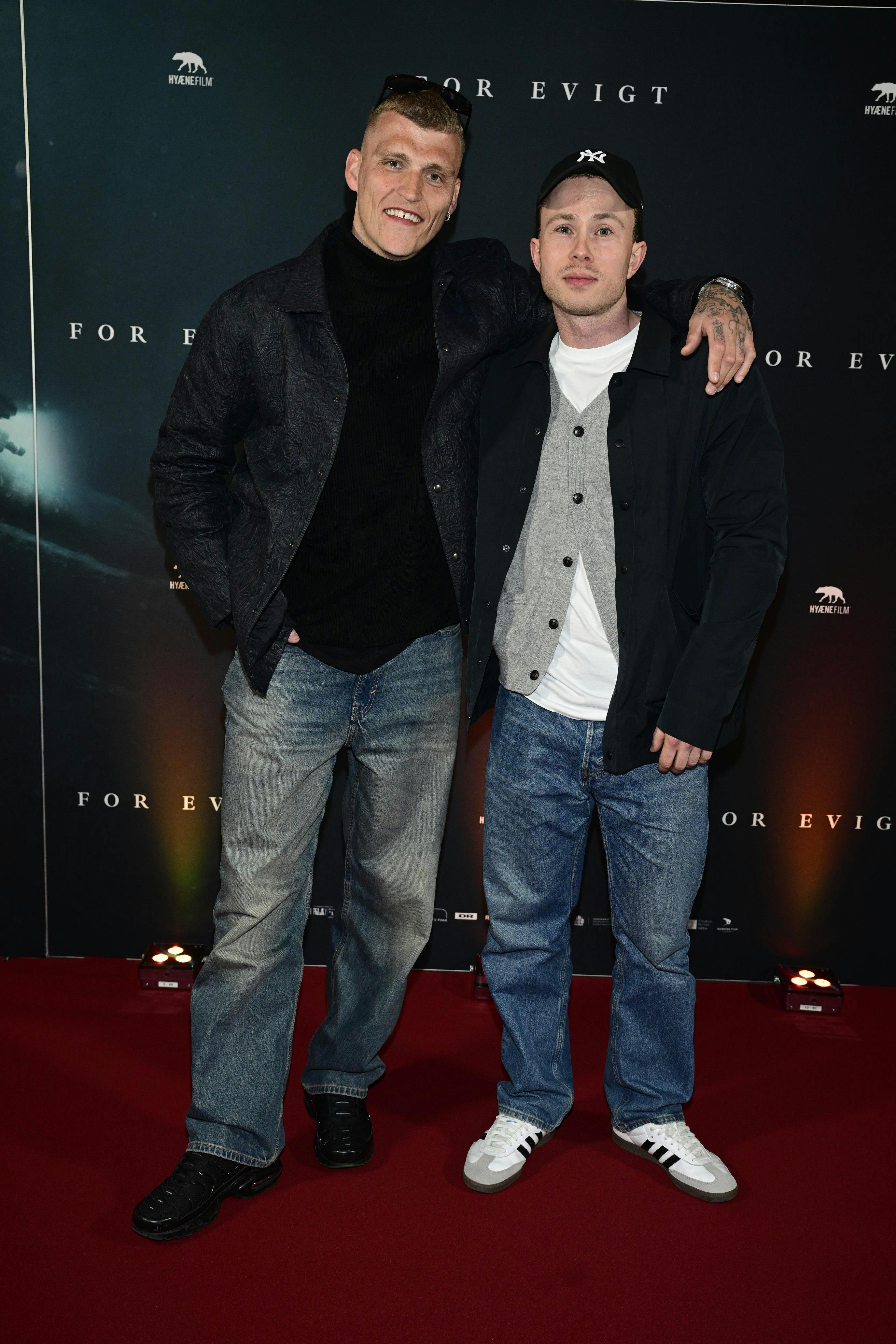 Sebastian Bull havde sin gode ven og skuespiller Lasse Fogelstrøm med til onsdagens premiere.