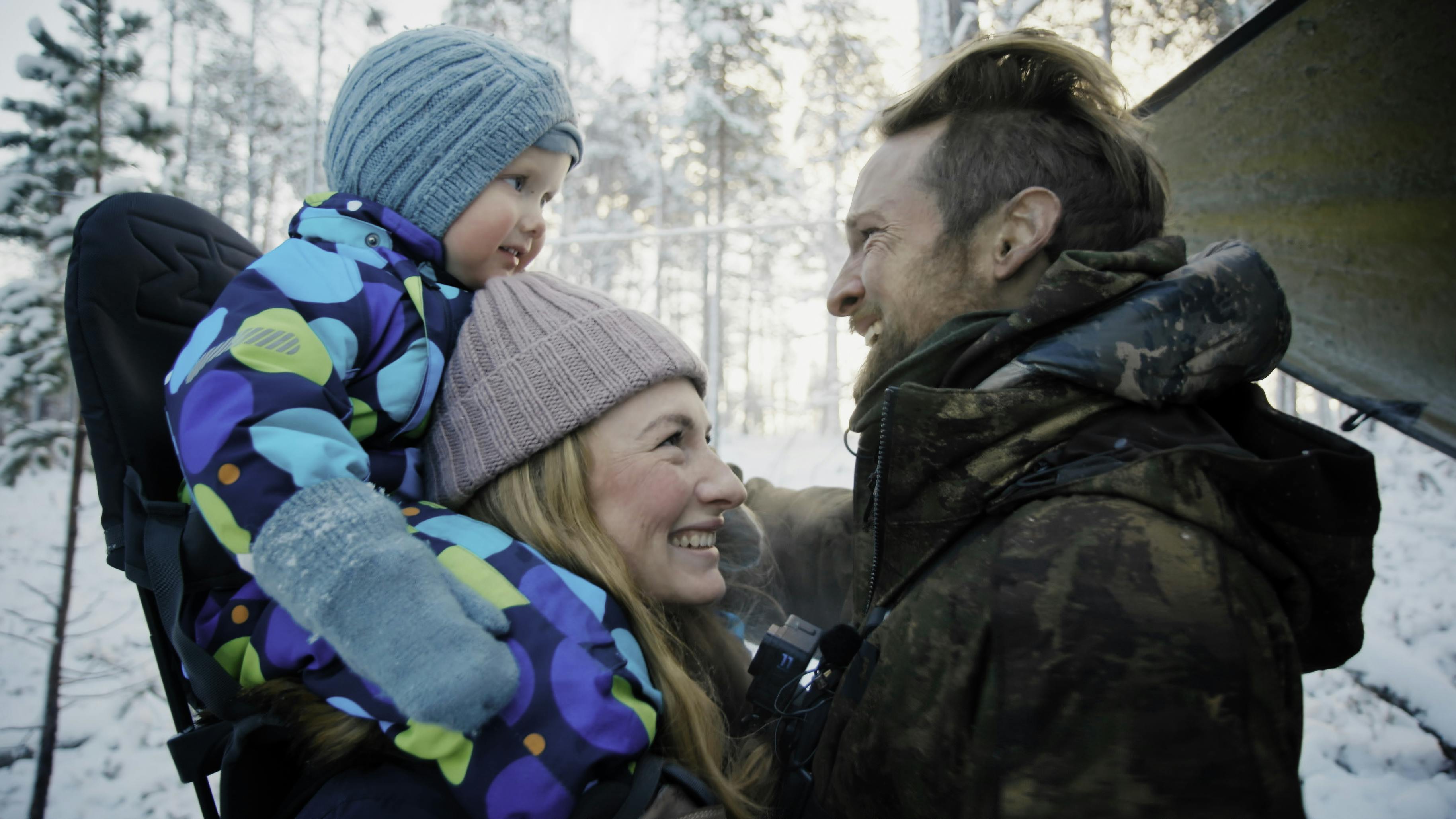 Marie og Verner, der i dag er to og et halvt år gammel, besøgte far, efter han vandt "Alene i vildmarken" sæson otte.