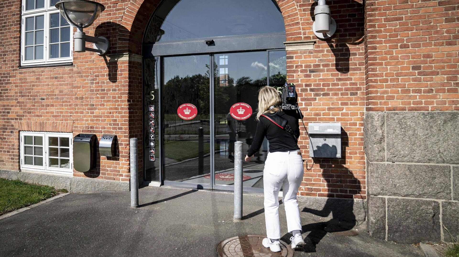 Retten i Næstved har torsdag taget hul på en sag, der omhandler et ubehageligt familiedrama. Ifølge et vidne har moren hele tiden villet hævne sig på faren - nu er det endt i en retssag.