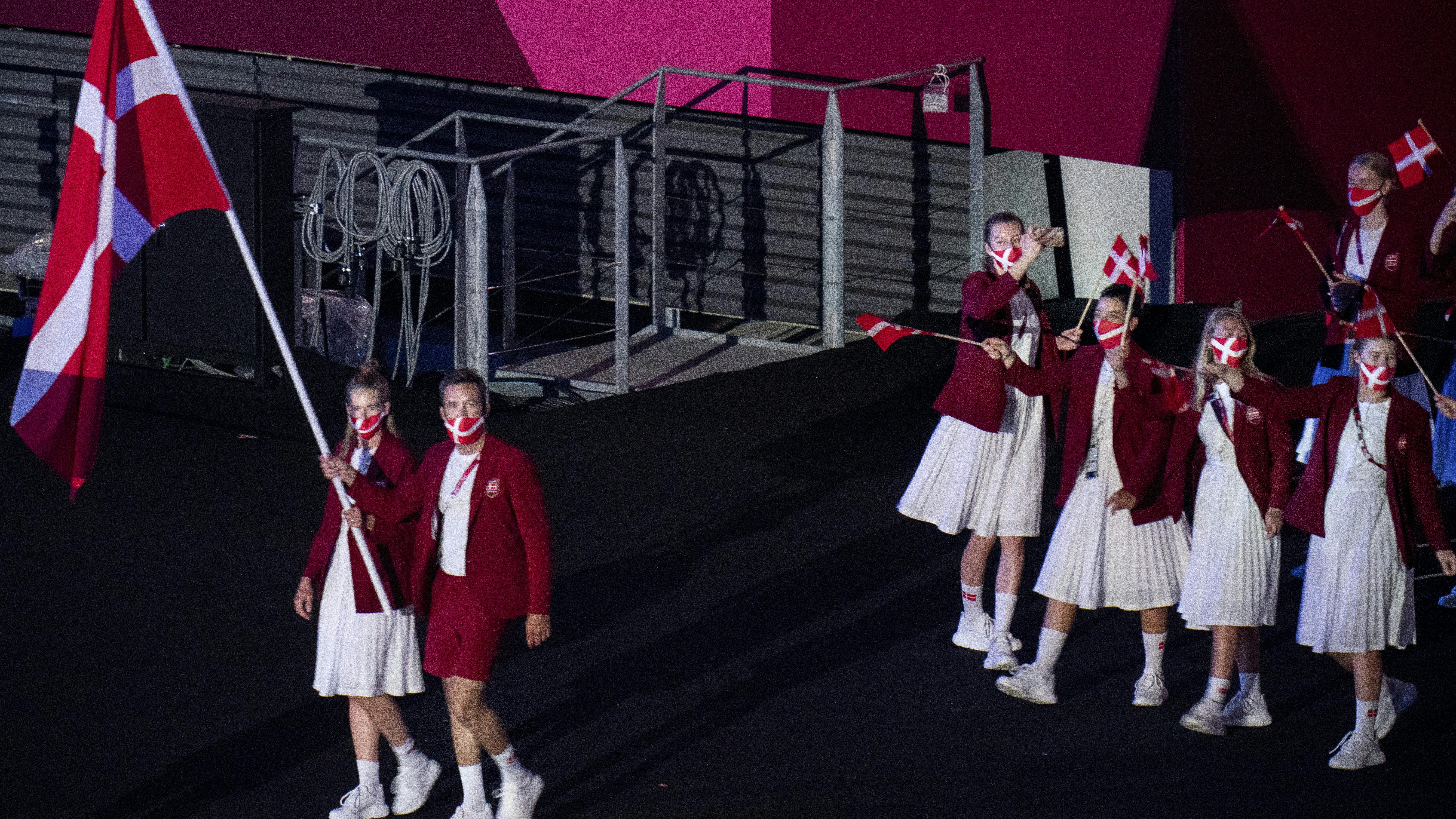 Sara Slott Petersen og Jonas Warrer ses her ved OL's åbningsceremoni i Tokyo i 2021. 