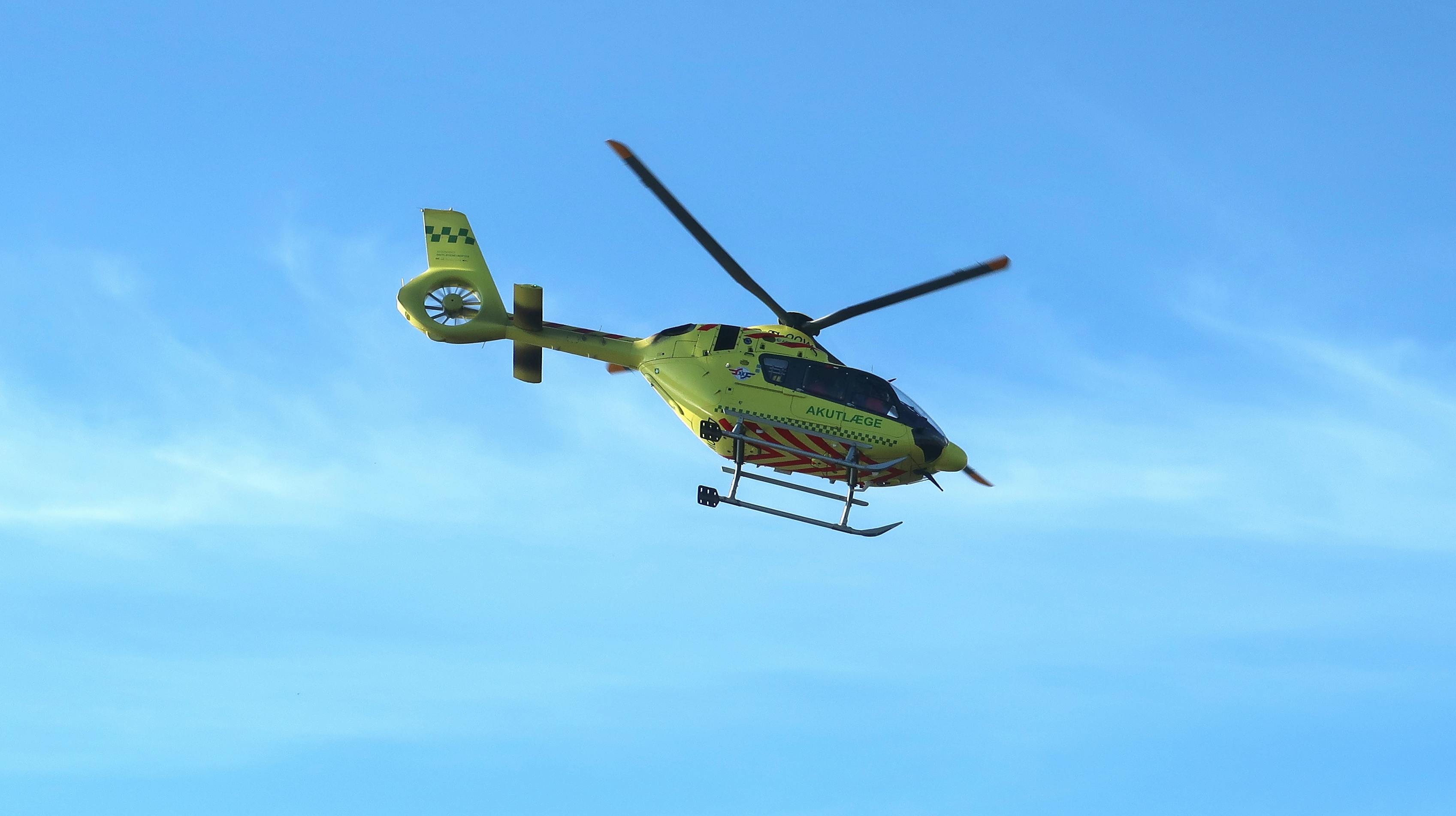 Lægehelikopter letter fra Hvalpsund med patient, ambulancehelikopter letter mod Aalborg Hospital,
