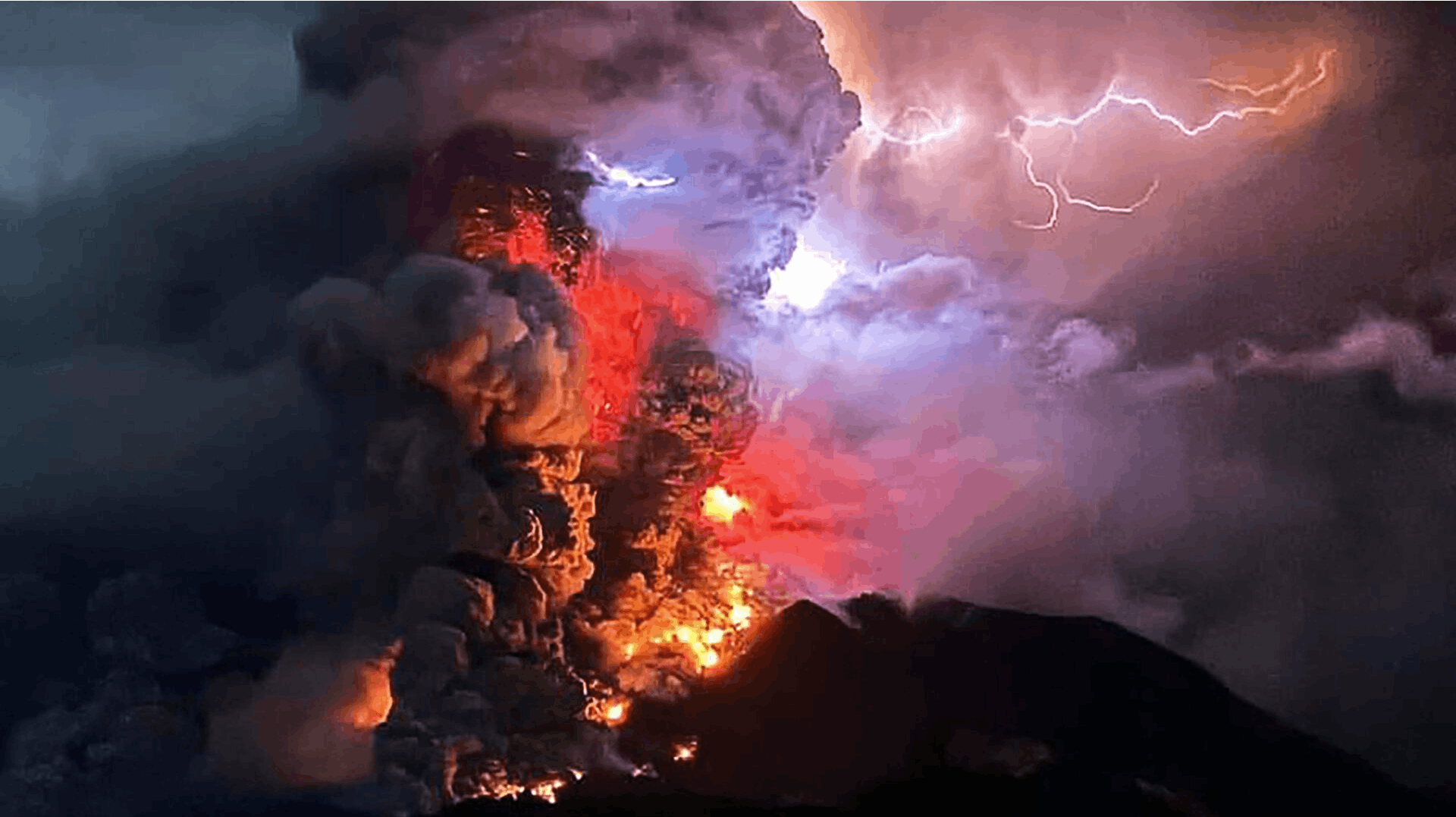 Dette flotte og skræmmende billede er taget af Mount Roang, efter at vulkanen natten til tirsdag lokal tid gik i udbrud på en lille ø i Indonesien.