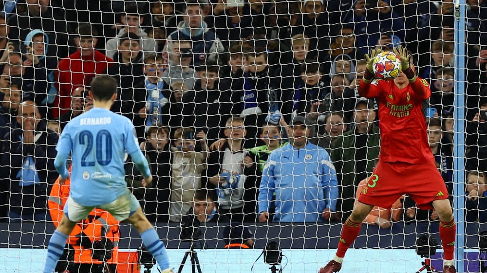 Andriy Lunin blev stående midt i målet, da han reddede Bernardo Silvas forsøg i straffesparkskonkurrencen. 