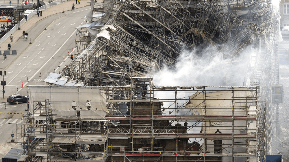 Slukningsarbejdet fortsætter på tredje døgn torsdag ved Børsen efter branden i Indre By i København. Beredskabet er gået i gang med at forsøge at stabilisere ydermurene. 