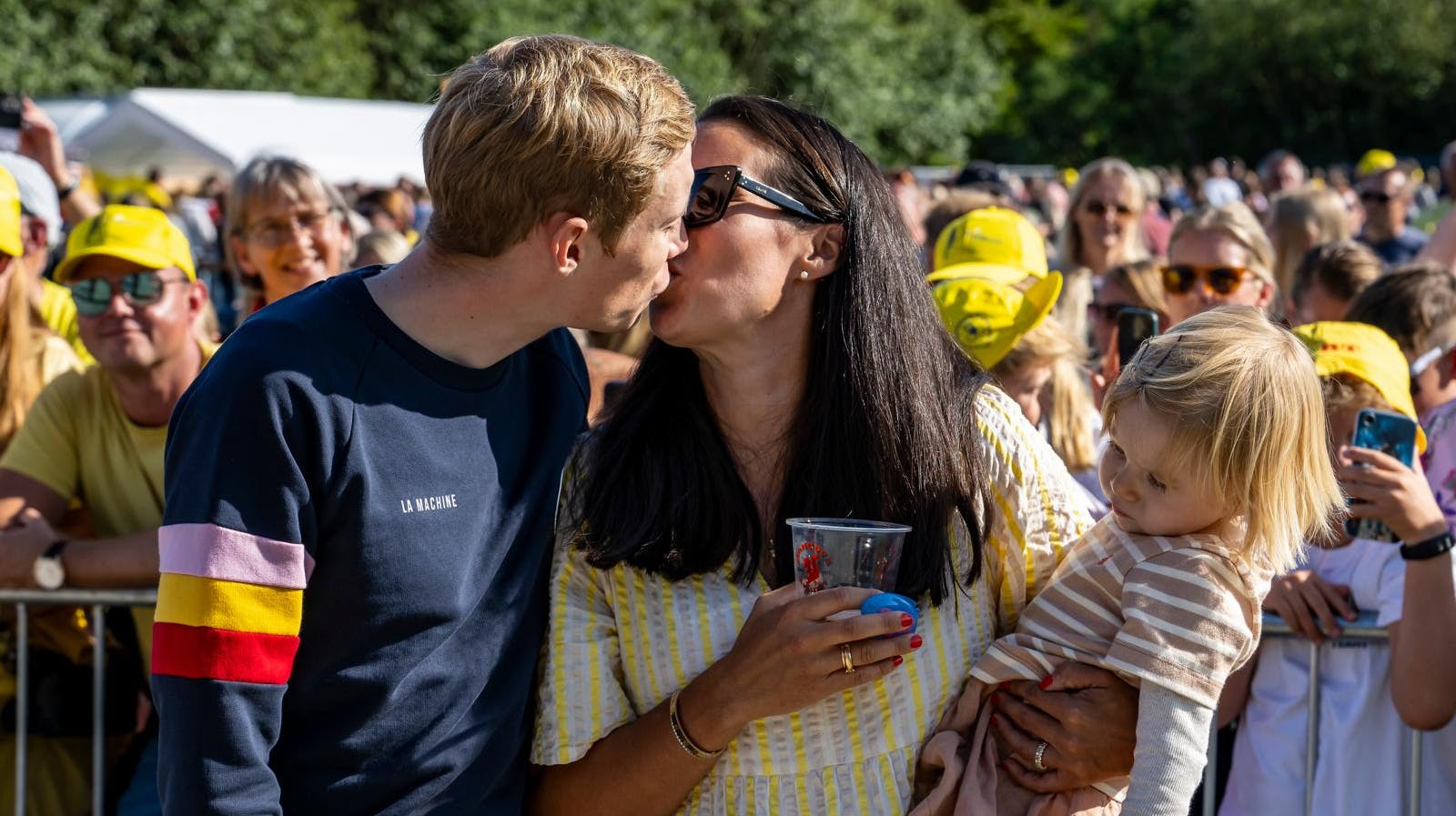 Tillykke, skat! Jonas og Trine har haft meget at fejre de seneste år. Og nu forkæler de hinanden med et luksushjem, som mange danskere allerede har været på besøg i.